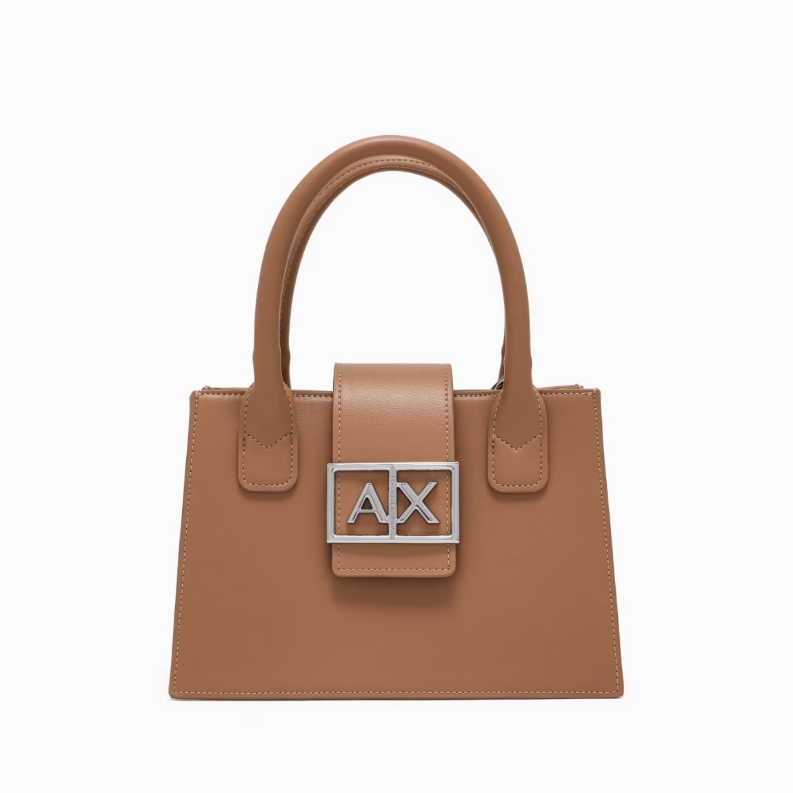 Bolso de la marca Armani Exchange, modelo ASV. Bolso de mano elaborado en piel color camel con forma de trapecio, elegante y sofisticado. El diseño estructurado le da un aspecto moderno y versátil, perfecto para cualquier ocasión. La correa de hombro extraíble te permite transformarlo fácilmente en un bolso de mano o de hombro. Cierre con botón. Medidas: alto 15cm y ancho 21cm. Este bolso Armani Exchange es todo lo que necesitas esta temporada!