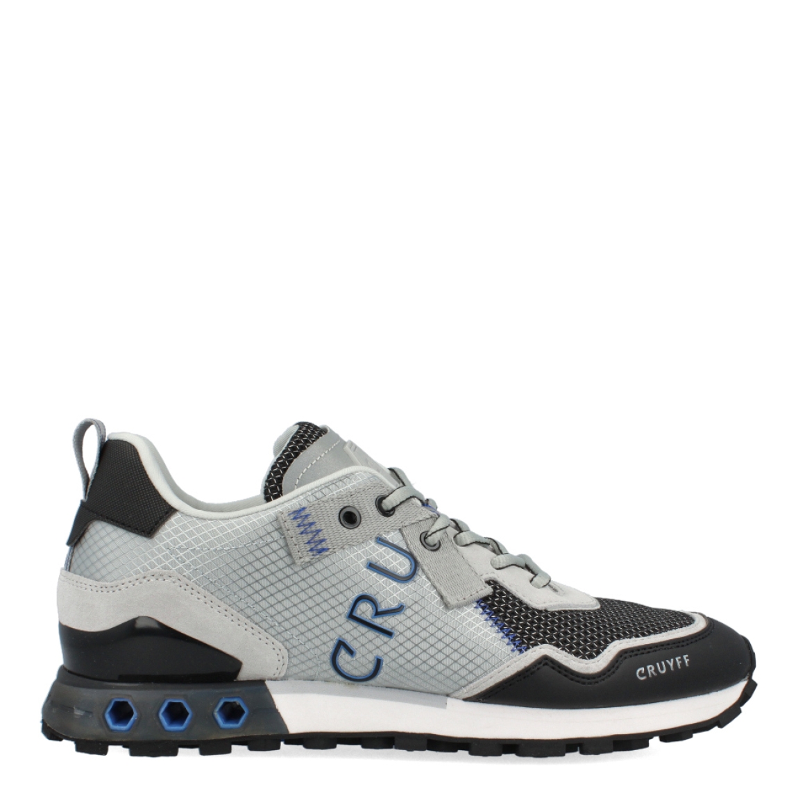Deportivas de la marca Cruyff, modelo 251. Exterior de las deportivas en piel color gris con efecto rejilla. Interior de las deportivas en textil color blanco con plantilla acolchada y extraíble. Cierre de las deportivas Cruyff con cordones grises y suela plana. Estas deportivas Cruyff 251 son unas clásicas que garantiza la ligereza y comodidad que necesitas en tu día a día.