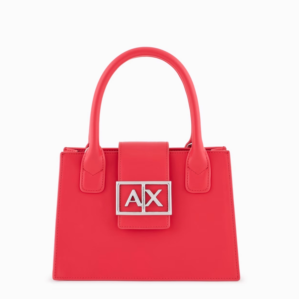 Bolso de la marca Armani Exchange, modelo ASV. Bolso de mano elaborado en piel color rojo con forma de trapecio, elegante y sofisticado. El diseño estructurado le da un aspecto moderno y versátil, perfecto para cualquier ocasión. La correa de hombro extraíble te permite transformarlo fácilmente en un bolso de mano o de hombro. Cierre con botón. Medidas: alto 15cm y ancho 21cm. Este bolso Armani Exchange es todo lo que necesitas esta temporada!