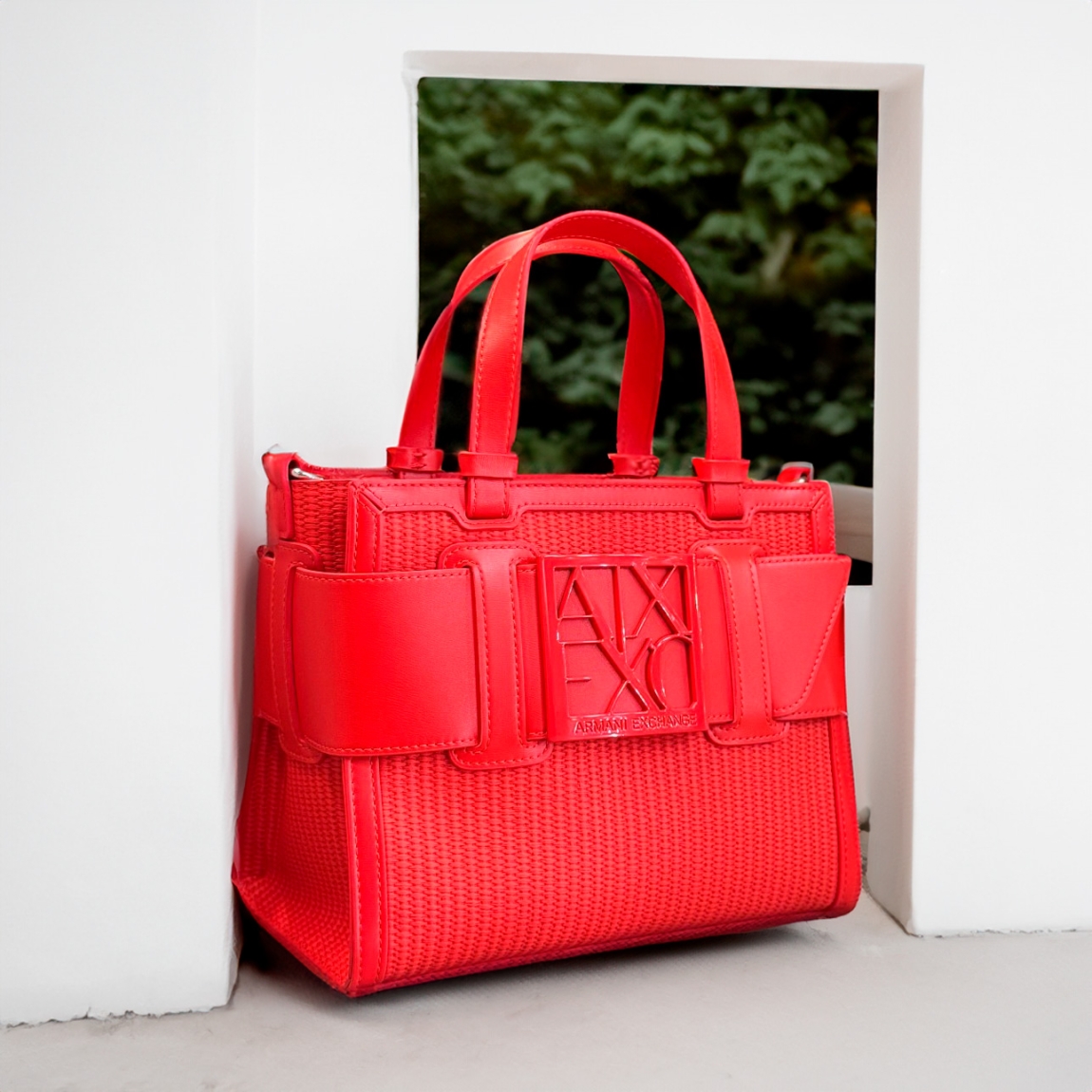Bolso shoper de la marca Armani Exchange, modelo SHOP. Elaborado en rafia color rojo combinado con ecopiel colo rojo. Bolso bonito y diferente, fácil de combinar con todos tus looks de verano. Cierre con cremallera y bolsillo interior con cremallera. Se puede llevar de mano y con asa bandolera ajustable color camel, incluida. Bolso súper ligero. Medidas: alto 19cm y ancho 24cm.