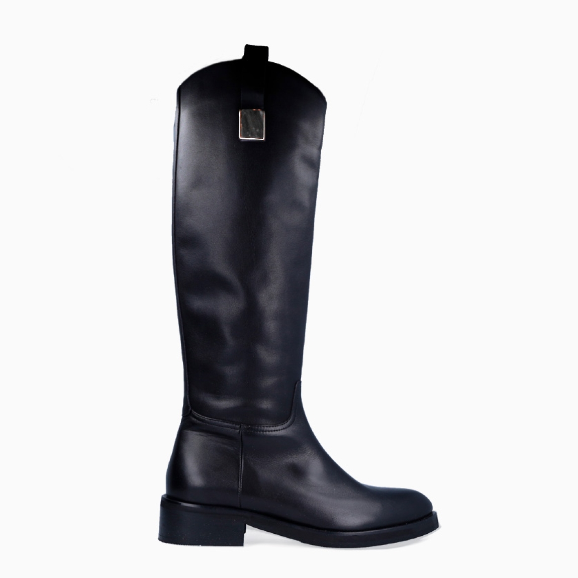 Bota alta de la marca Itse, modelo INGRID. Exterior en piel color negro con detalle de adorno dorado. Interior en piel color negro. Cierre de bota Itse con cremallera y una suela con cuña de 4cm. Estas botas Itse INGRID son un complemento que estilizará tus looks de temporada!