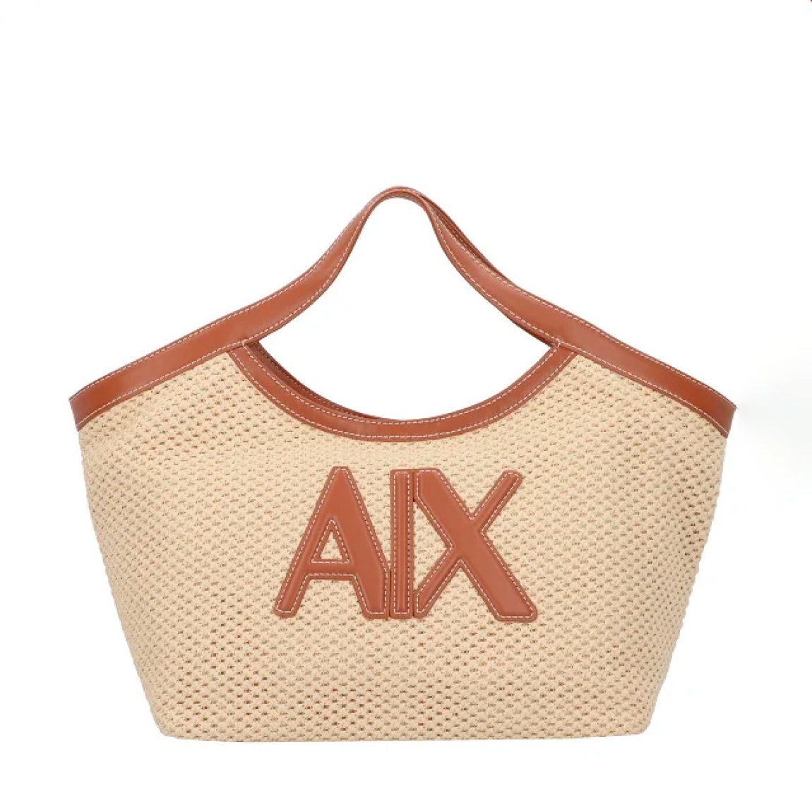 Bolso de la marca Armani Exchange, modelo ALBA. Exterior en rafia color camel con logotipo de marca en grande parte delantera. Interior con amplio espacio. Cierre con imán. Bolso Armani Exchange con doble asa, una fija y, otra, extraible para máxima comodidad. Medidas: alto 24cm y ancho 38cm. Este bolso ALBA es ideal para complementar tus looks de temporada!