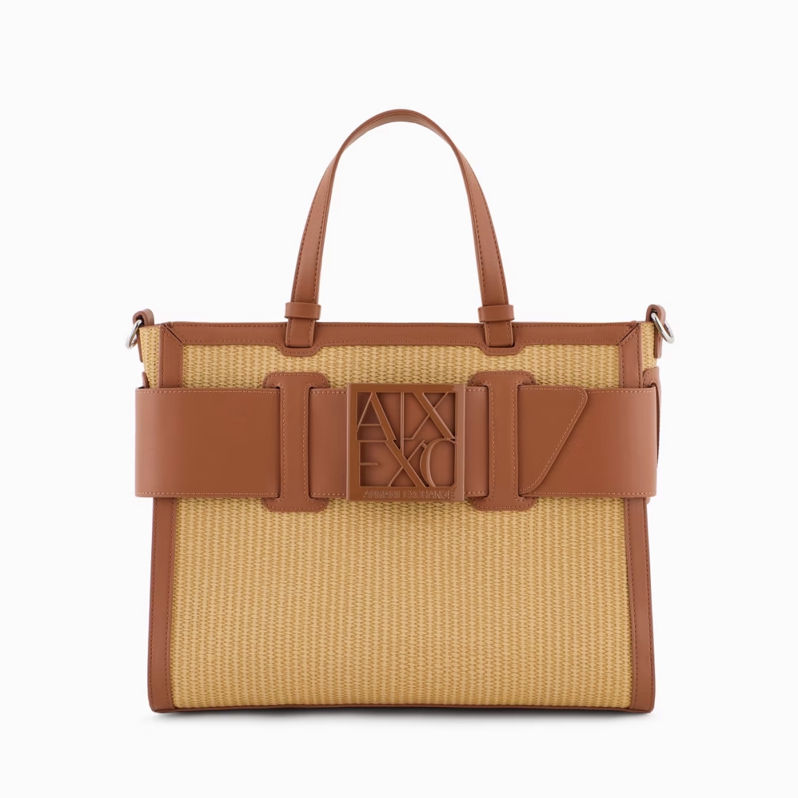 Bolso trenzado de la marca Armani Exchage, modelo TILSA. Exterior en rafia color camel, con logo en parte frontal. Cierre con cremallera, y doble asa, fija y regulable para máxima comodidad. Bolso con amplio espacio interno. Medidas: alto 24cm y ancho 32cm. Este bolso Armani Exchange TILSA es un complemento ideal para esta temporada!