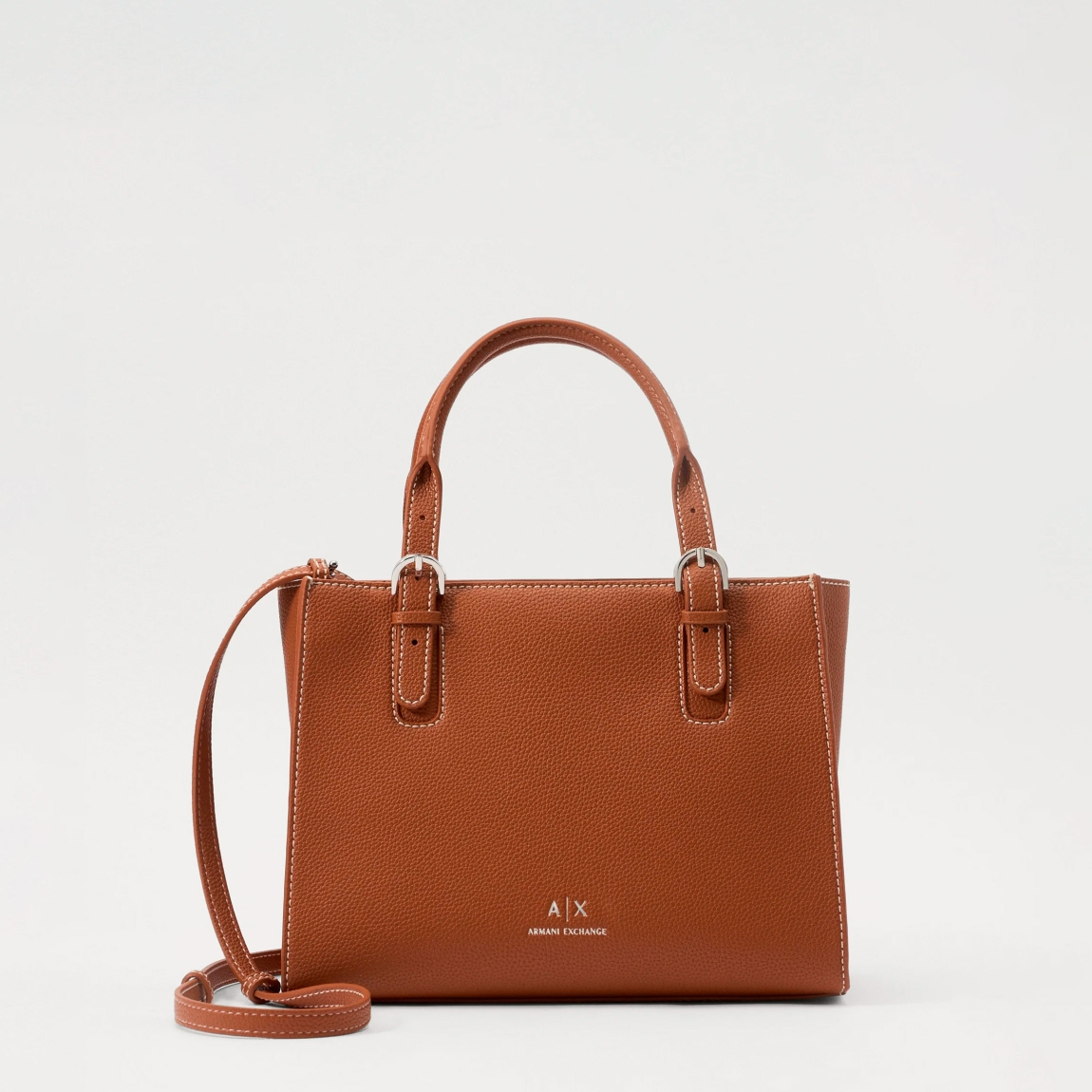 Bolso clásico de la marca Armani Exchange, modelo LOUS. Exterior en piel color marrón, con logo en parte frontal. Cierre con cremallera, y doble asa, fija y regulable para máxima comodidad. Bolso con amplio espacio interno. Medidas: alto 23cm y ancho 29cm. Este bolso Armani Exchange LOUS es un complemento ideal para esta temporada!