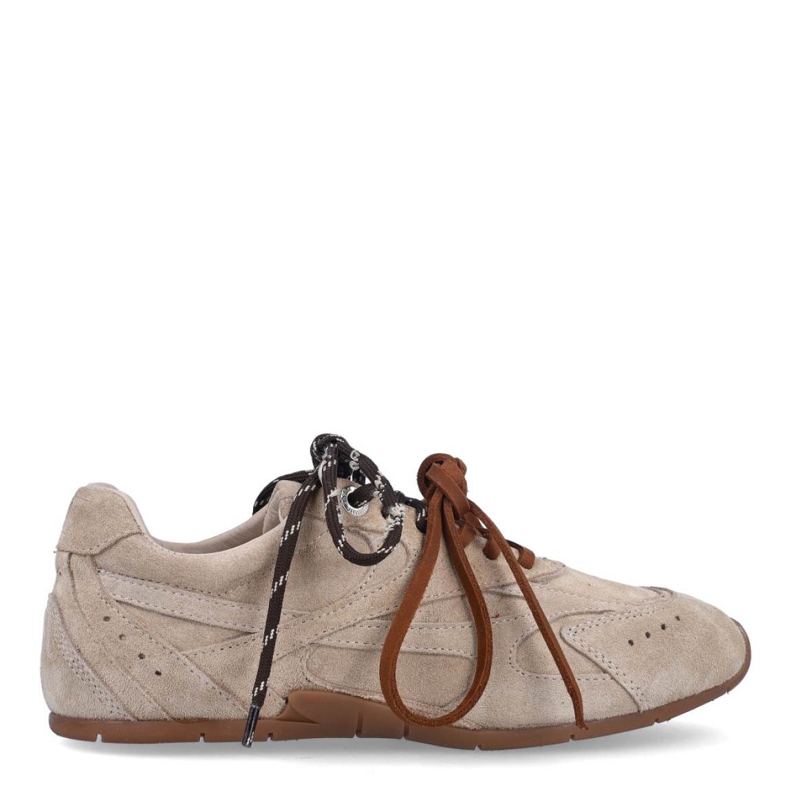 Deportivas de la marca Bronx, modelo HANAH. Exterior en ante color camel. Interior en piel color beig, con plantilla acolchada y extraíble para máxima comodidad. Cierre con doble cordones, de color camel y otro, marrón. Suela plana de goma. Estas deportivas Bronx HANAH, es un complemento que le dará personalidad a tus looks.