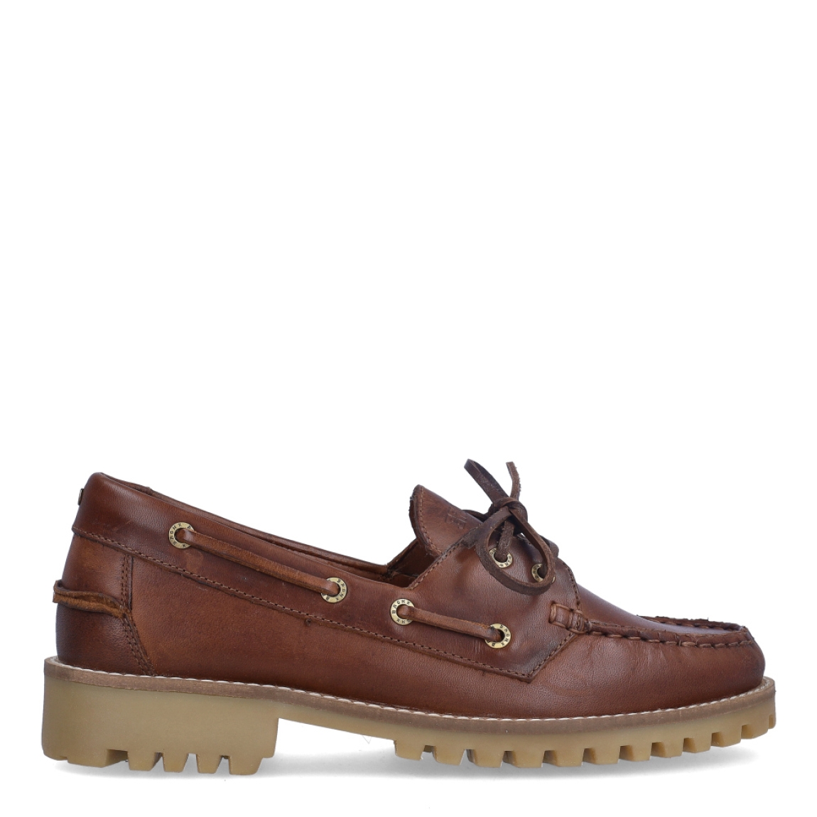 Naúticos de la marca Bronx, modelo BRANDY. Exterior en piel color marrón. Interior en piel color marrón, con plantilla acolchada y extraíble para máxima comodidad. Cierre con cordones. Suela de goma con cuña de 3cm de altura. Estos naúticos Bronx BRANDY son unos clásicos, ideales para añadir elegancia y estilo a tus looks!