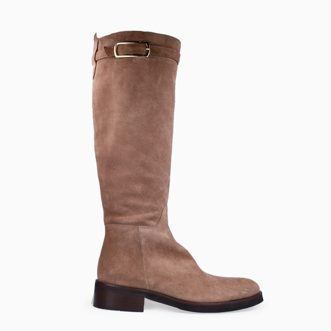 Bota alta de la marca Itse, modelo ALANE. Exterior en ante color taupe con detalle de hebilla dorada. Interior en piel color marrón. Cierre de bota Itse con cremallera y una suela con cuña de 4cm. Estas botas Itse ALANE son un complemento que estilizará tus looks de temporada!