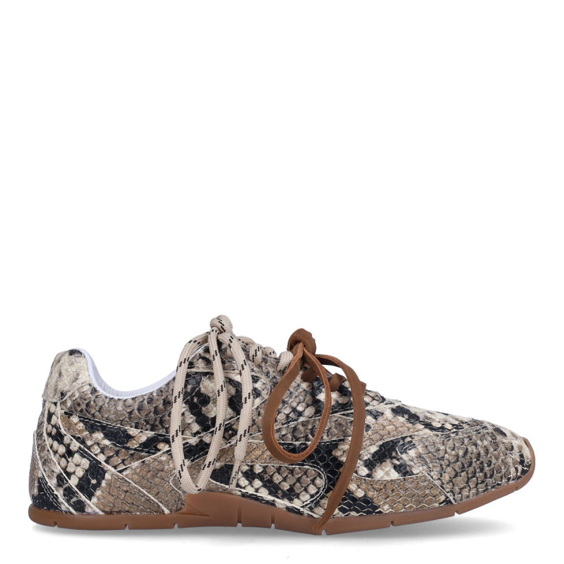 Deportivas de la marca Bronx, modelo HANNAH. Exterior en piel con estampado animal print de serpiente. Interior en piel color blanco. Cierre con doble cordones. Suela plana de goma. Estas deportivas Bronx HANNAH son una tendencia que no te puede faltar.