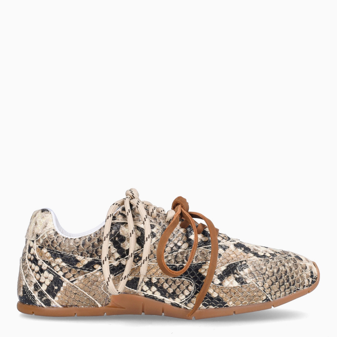 Deportivas de la marca Bronx, modelo HANNAH. Exterior en piel con estampado animal print de serpiente. Interior en piel color blanco. Cierre con doble cordones. Suela plana de goma. Estas deportivas Bronx HANNAH son una tendencia que no te puede faltar.