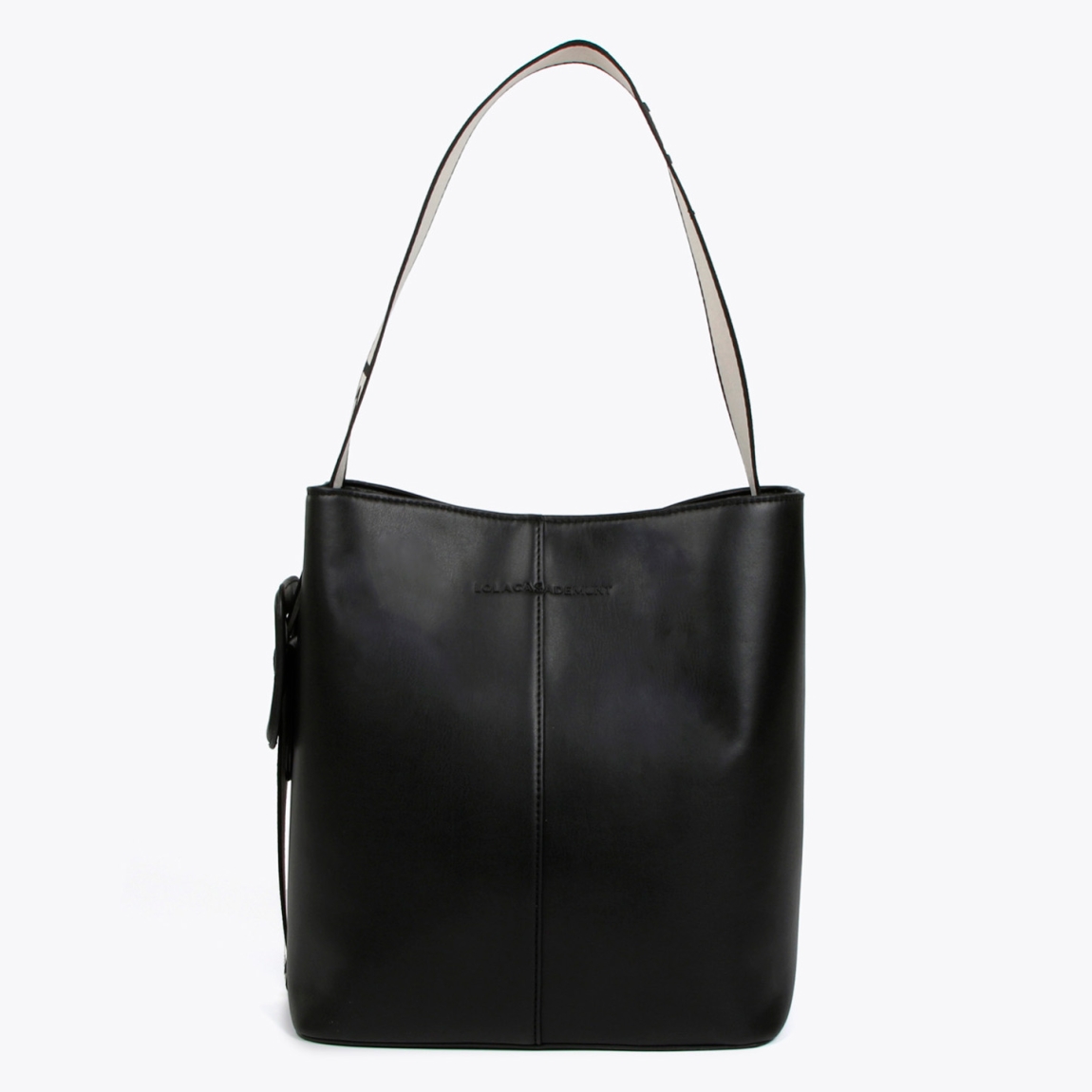 Bolso shopper de la marca Lola Casademunt, modelo LUTTER. Exterior en piel color negro con asas logotipadas. Detalle de bolsillo interior con cremallera y cierre con imán.ALTO: 28 cm - LARGO: 25,5 cm - ANCHO: 19 cm / BANDOLERA: 54 cm