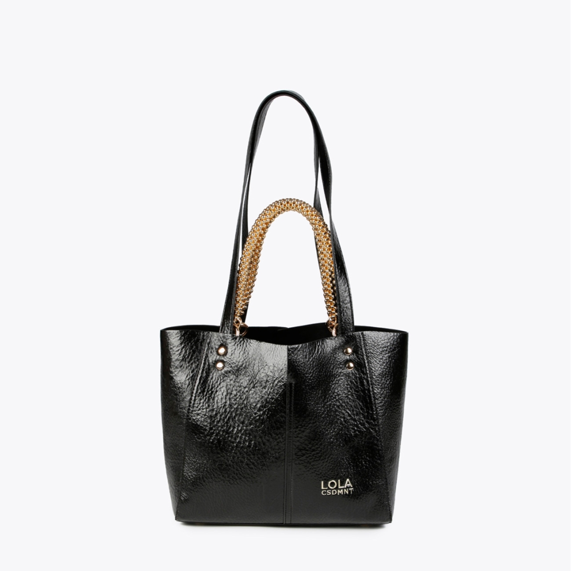 Bolso mediano de la marca Lola Casademunt, modelo LEA. Bolso en efecto piel metalizado color negro con asa metálica decorativa. Contiene pouch interior. Cierre imantado.ALTO: 23 cm - LARGO: 27 cm - ANCHO: 11 cm / BANDOLERA: 58 cm