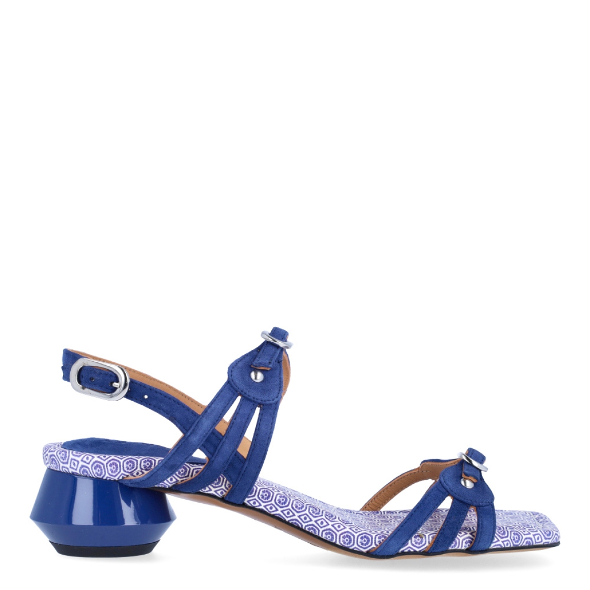 Sandalia de tacón medio de la marca Audley, modelo LING. Eabroado e ante color azul con diseño multi color combinado con pieza de tiras minimalistas sobre pala y elegante tira sobre el empeine con pulsera abrochada al tobillo. Ajuste perfecto con correa. Planta acolchada soft. Dinámico y confortable exclusivo tacón azul brillo con base ancha y bonito perfil. Forro en piel 100%. Estas sandalias Audley LING son ideales para añadir estilo, elegancia y comodidad a tus looks de temporada!