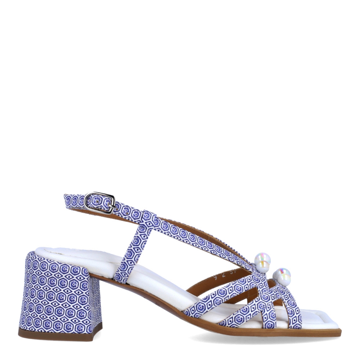 Sandalias de la marca Audley, modelo PERLA. Exterior en piel color azul con detalle estampado. Sandalias con tiras y detalle de perlas en la pala. Interior en piel color blanco. Cierre de sandalias Audley con hebilla en tobillo. Estas sandalias Audley PERLA son un complemento que te hará lucir looks con estilo y comodidad. Perfecto para destacar en esta temporada!