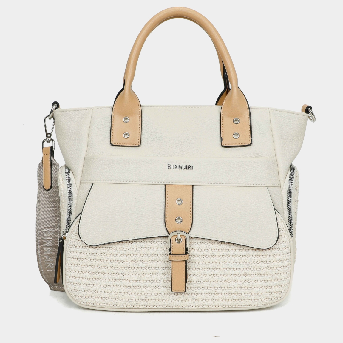 Bolso de la marca Binnari, modelo DUERO. Bolso clásico elaborado en rafia color beig. Este bolso DUERO tiene dos posiciones, mano y bandolera, gracias al asa que lleva en su interior. Ideal para el día a día. Cierre con cremallera. Le dará un toque llamativo y cómodo a tu look veraniego. Medidas: alto 24cm y ancho 28cm.