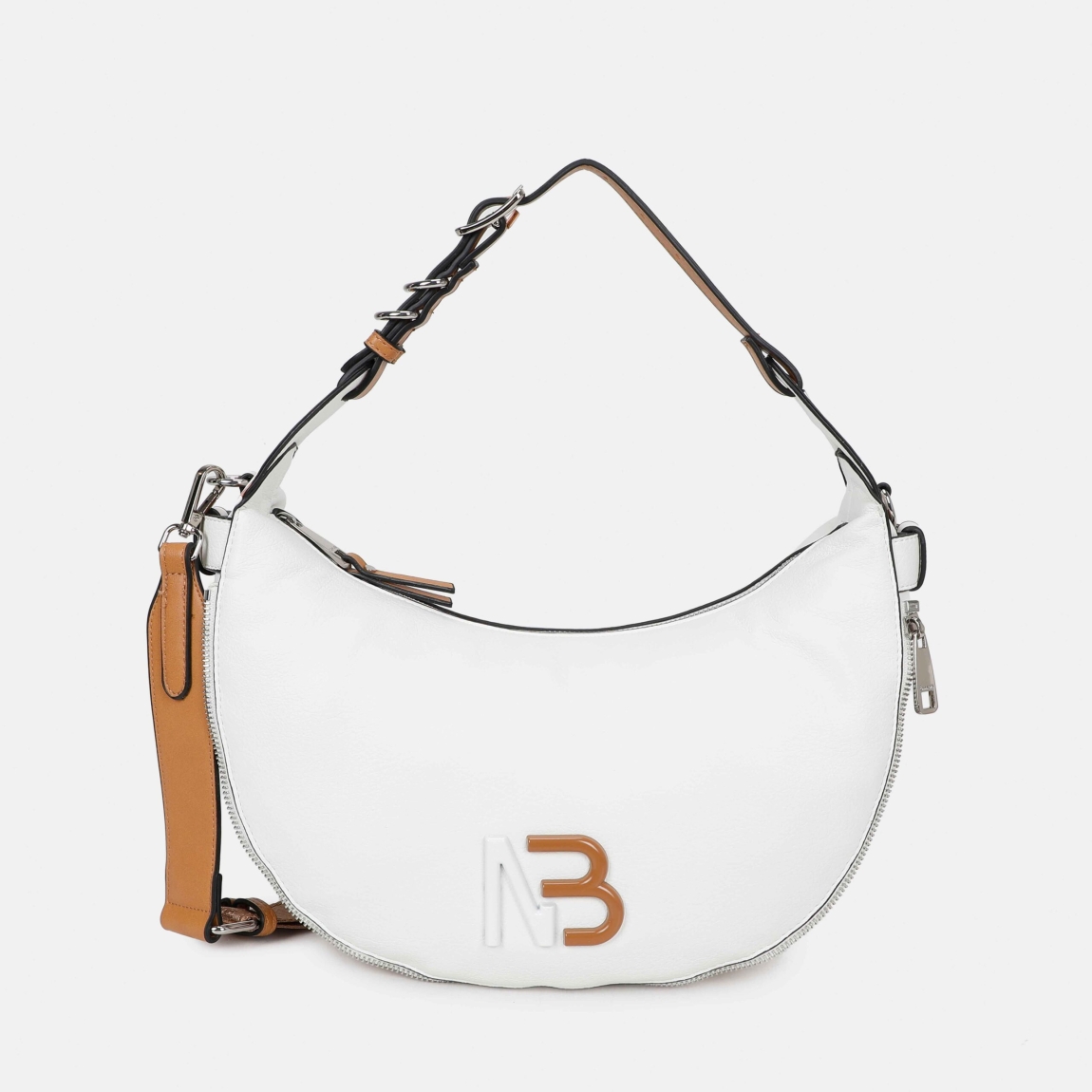 Bolso hobo de la marca Binnari, modelo EBRO de tamaño mediano. Bolso elaborado en piel coolor blanco con detalle en camel. Tiene 2 posicones. Así mismo, su asa es ajustable y se accede al interior por medio de una cremallera superior. En el interior encontramso 3 bolsillos, uno de ellos con cremallera. Los detalles metálicos son de color nickel. Medidas: alto 18cm y ancho 32cm. Este bolso Binnari EBRO es ideal para llevarlo a todos lados!