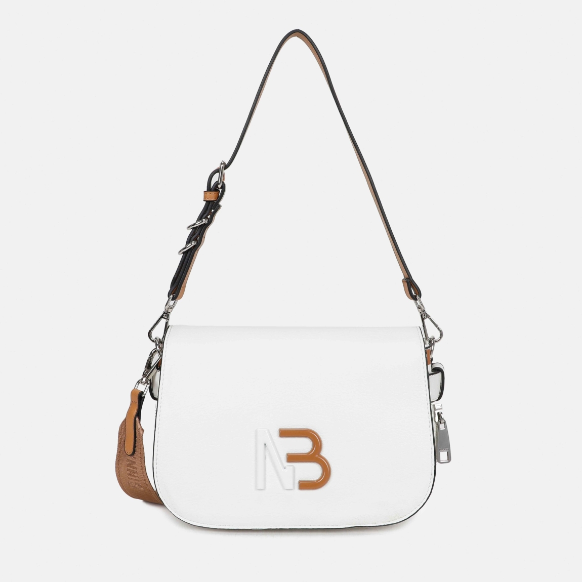 Bolso bandolera solapa de la marca Binnari, modelo EBRO. Bolso elaborado en piel color blanco, con detalle en camel. Bolso de tamaño pequeño pero capaz de guardar todo lo necesario. Se accede a su interior por medio de una solapa . En él, encontramos 3 bolsillos, uno de ellos con cremallera. Medidas: alto 16cm y ancho 24cm. Bolso Binnari EBRO, ideal para esta temporada.