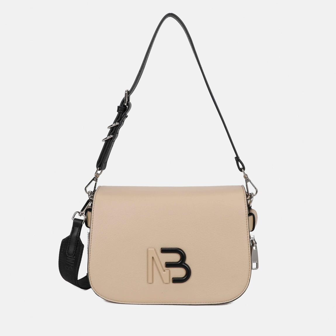 Bolso bandolera solapa de la marca Binnari, modelo EBRO. Bolso elaborado en piel color taupe, con detalle en negro. Bolso de tamaño pequeño pero capaz de guardar todo lo necesario. Se accede a su interior por medio de una solapa . En él, encontramos 3 bolsillos, uno de ellos con cremallera. Medidas: alto 16cm y ancho 24cm. Bolso Binnari EBRO, ideal para esta temporada.