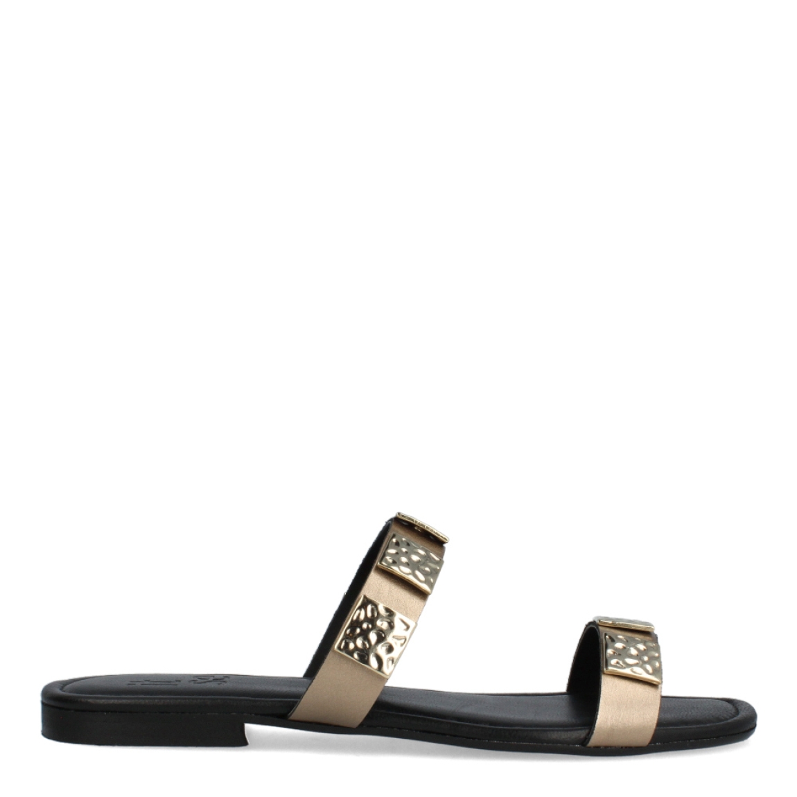 Sandalias de la marca Itse, modelo RAYZA. Exterior de las sandalias en piel color bronce con detalles de metal en la pala. Interior de las sandalias en piel color negro. Sandalias Itse con suela plana. Este modelo RAYZA, está inspirado en la comodidad y estilo. Podrás combinarlo con diferentes looks de temporada.