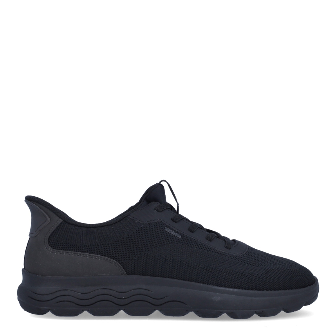 Deportiva de la marca Geox, modelo U5M. Exterior en tela color negro. Interior en textil de color negro. Cierre con cordones. Suela de goma plana. Plantilla desmontable es práctica e higiénica, garantizando la máxima comodidad. U5M se propone como una revolución del concepto de deportiva, por su excelente nivel de comodidad, transpirabilidad y amortiguación. Un modelo de estilo emblemático para quienes aman distinguirse pero no quieren renunciar al confort.