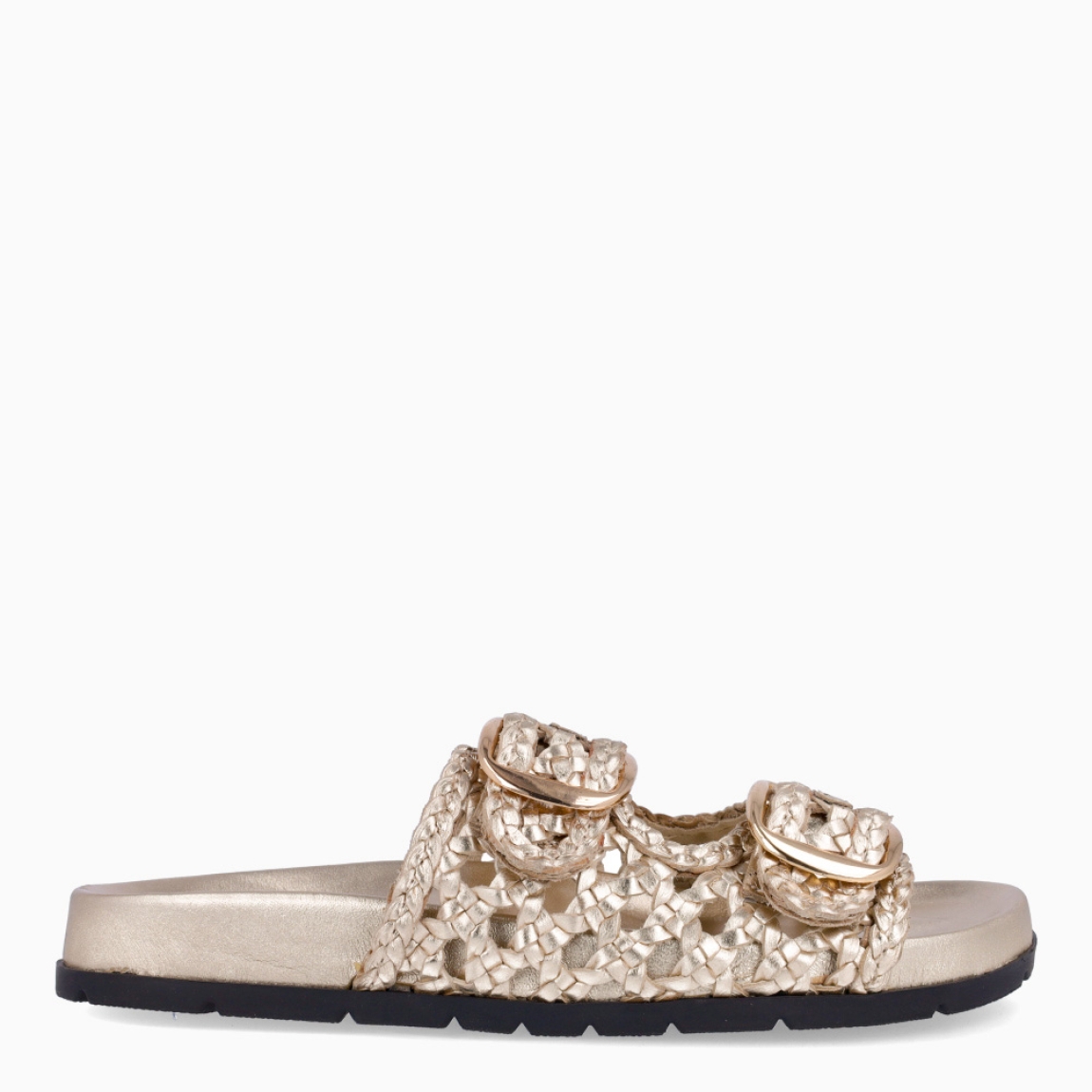 Sandalias de la marca Itse, modelo RODAS. Sandalias elaboradas en piel trenzada color oro con doble tiras con hebilla en la pala. Suela plana y cómoda. Sandalias Itse RODAS, un complemento, ideal para llevarlo todos los días!