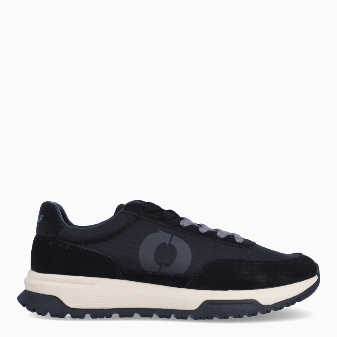 Deportivas de la marca Ecoalf, modelo VENTURA. Exterior de las deportivas en naylon color negro. Interior de las deportivas en tela y piel color negro. Cierre de las deportivas con cordones grises. Deportivas Ecoalf con suela plana. Estas deportivas Ecoalf Ventura transpirables son el complemento perfecto en tu armario. Tienen un diseño clásico y te darán la comodidad que necesitas para tu día a día!