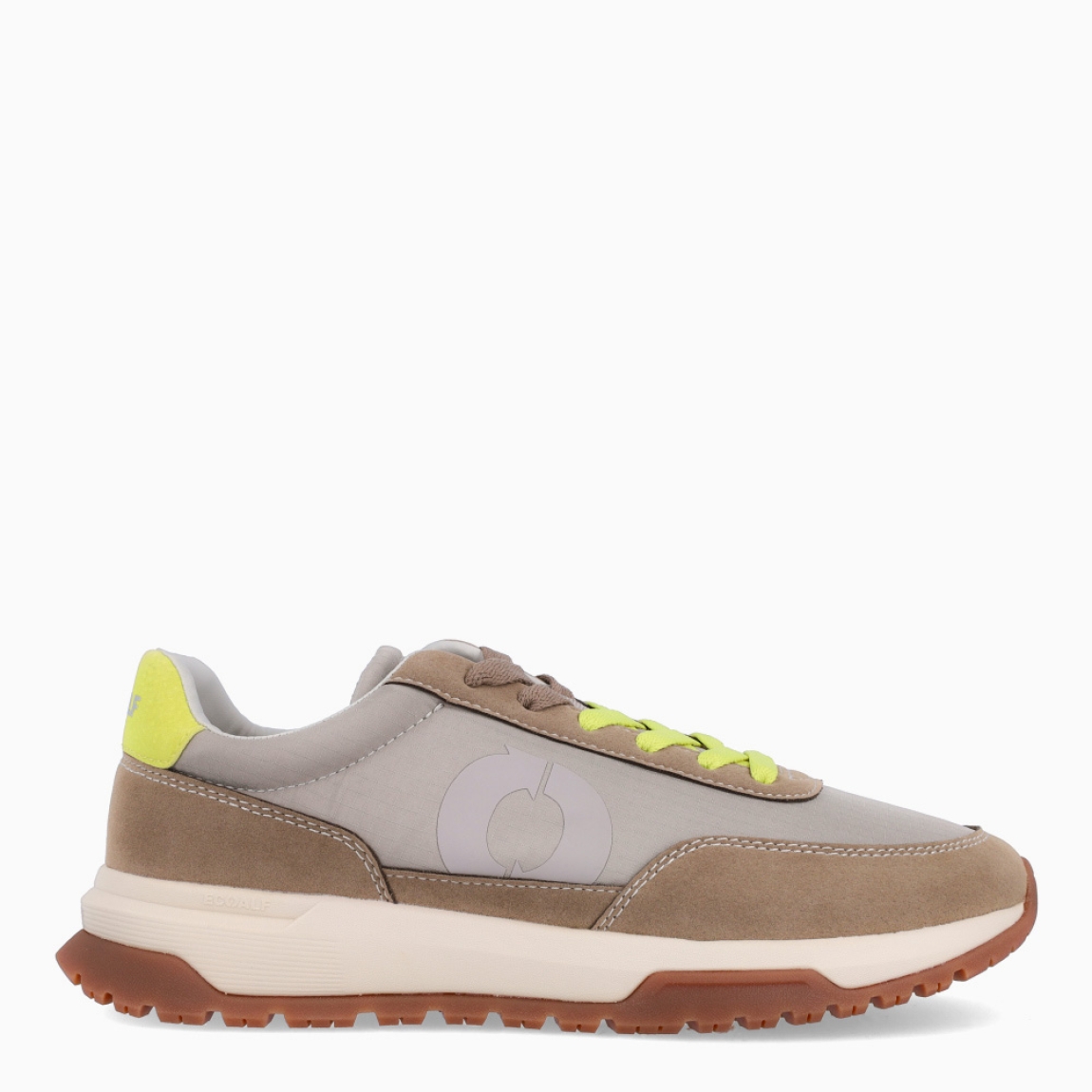 Deportivas de la marca Ecoalf, modelo VENTURA. Exterior de las deportivas en naylon color camel. Interior de las deportivas en tela y piel color camel. Cierre de las deportivas con cordones de dos colores, camel y amarillo. Deportivas Ecoalf con suela plana. Estas deportivas Ecoalf Ventura transpirables son el complemento perfecto en tu armario. Tienen un diseño clásico y te darán la comodidad que necesitas para tu día a día!