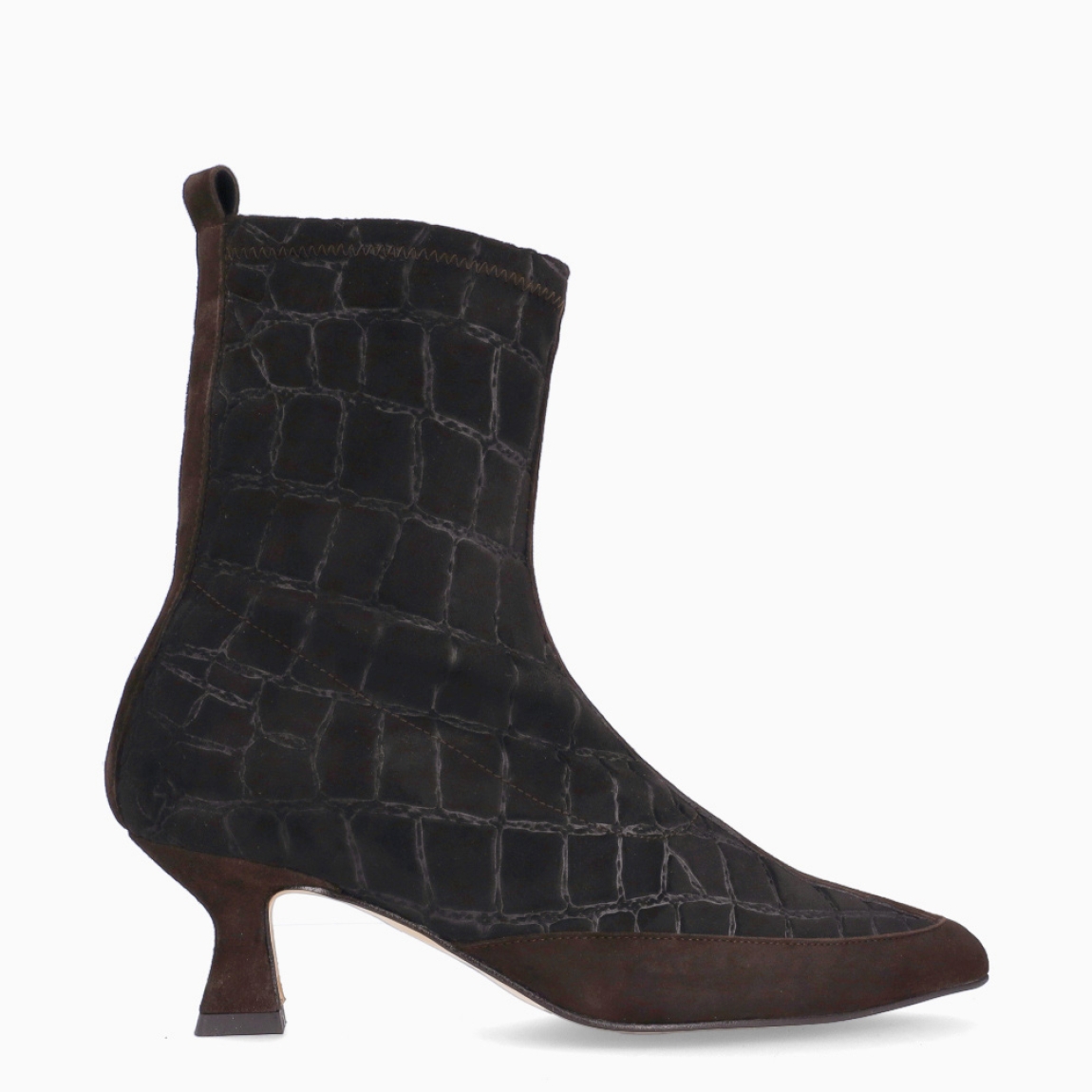 Botines de la marca Munné, modelo SUBTILE. Botines elaborados en ante color marrón chocolate con efecto troquelado. Botines con puntera de lápiz. Botines Munné con tacón de 5cm de altura para mayor comodidad. Botines Munné SUBTILE, perfectos para ti!