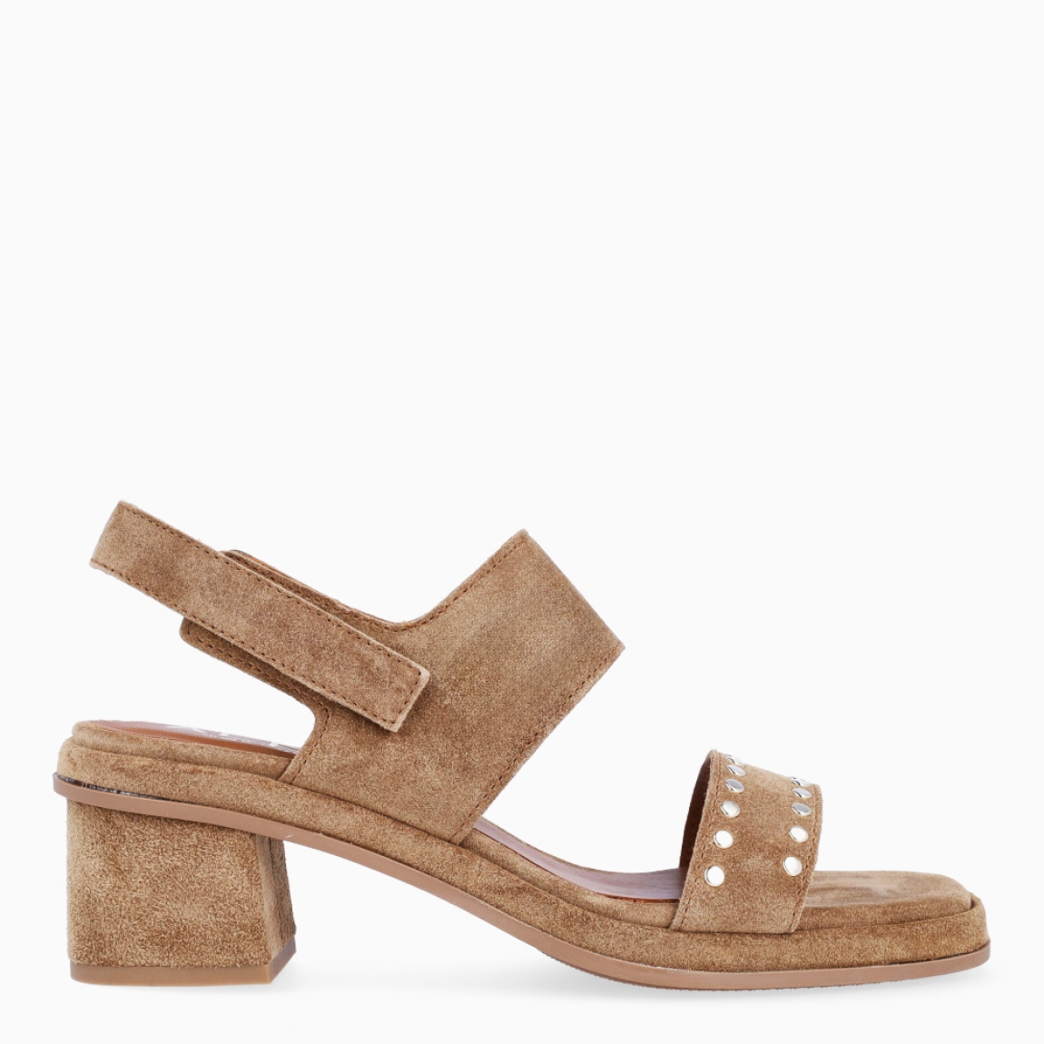 Sandalias de la marca Alpe, modelo SENDA. Exterior en ante color cuero con detalle de tachuelas en tira de pala. Interior en ante y piel color cuero. Cierre de sandalias Alpe con hebilla en tobillo. Sandalias con tacón de 5cm de altura. Estas sandalias Alpe SENDA es un complemento ideal para tus looks de temporada!