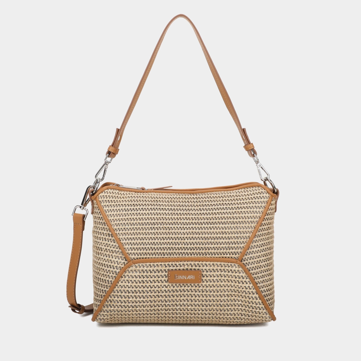 Bolso bandolera de la marca Binnari, modelo Llobregat. Elaborado en rafia color camel. Es un bolso muy práctico que se puede llevar tanto como bandolera como hombro, ya que lleva un asa extra en su interior. Esta confeccionado en rafia. Los detalles metálicos son de color nickel. Medidas: alto 19cm y ancho 29cm.