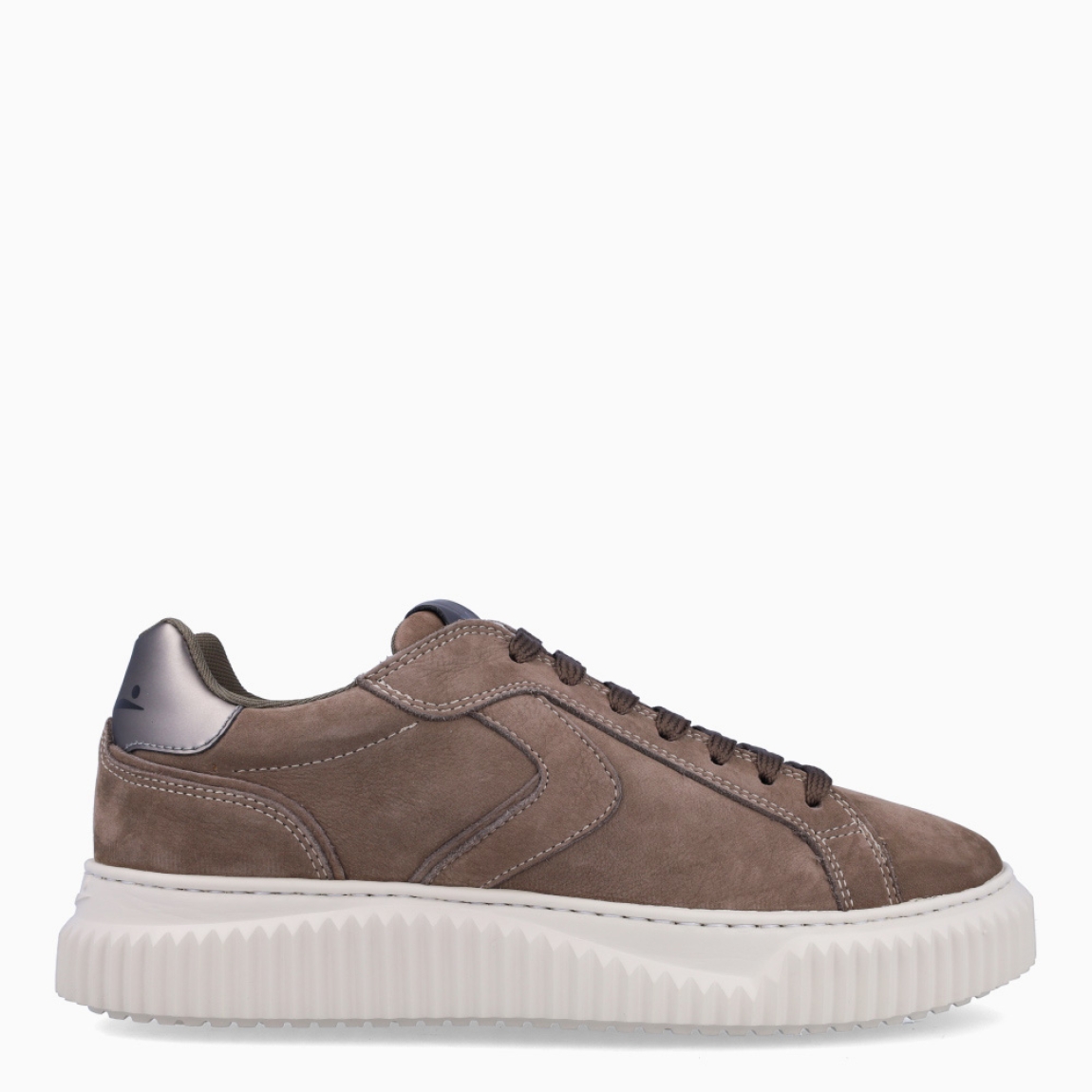 Deportivas de la marca Voile Blanche, modelo LIPARI. Exterior en ante color taupe. Interior en piel color taupe y blanco. Cierre de cordones a tono. Suela dentada con 3cm de plataforma. Estas deportivas Voile Blanche LIPARI son unas clásicas, ideales para tu día a día!