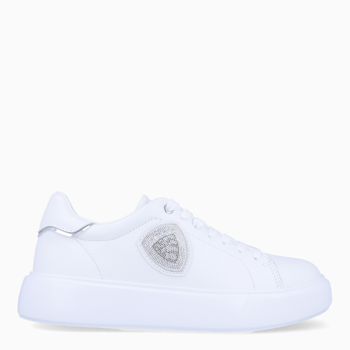 Deportiva de la marca Blauer, modelo VENUS. Exterior del la deportiva de piel de color blanco. Interior de la deportiva de piel y de forro textil. Logotipo blauer de pedrería plateada en el lateral exterior. Cierre de la deportiva con cordones. Deportiva con cuña de 3,5 cm de plataforma. La deportiva de Blauer, modelo VENUS, es una deportiva muy cómoda e ideal para el invierno. Queda bien con todo y es una pieza clave para dar un toque estiloso a tus looks de invierno.