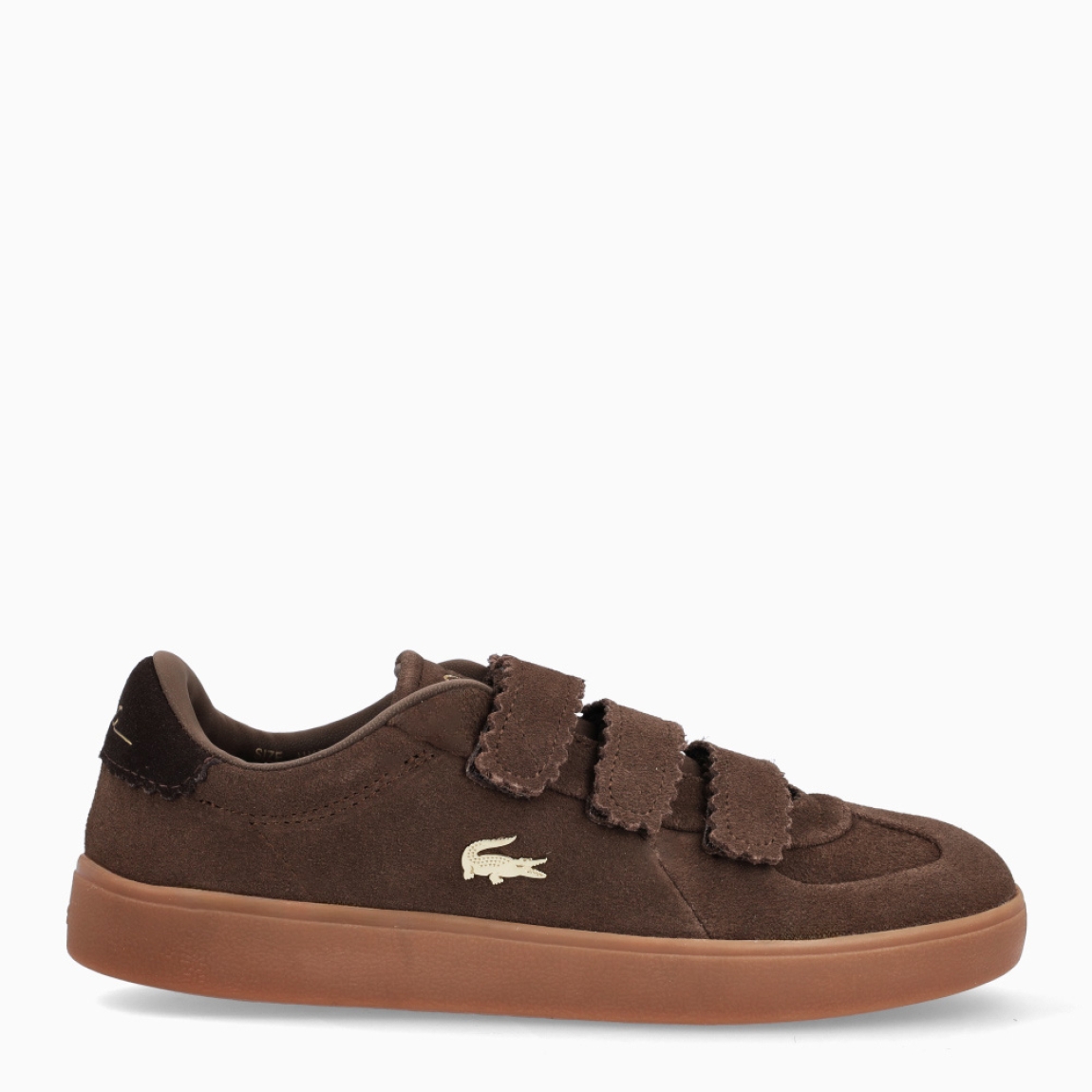 Deportivas de la marca Lacoste, modelo Baseshot Pro Strap. Deportivas con una versión sofisticada de un estilo clásico de Lacoste. Combina una elegante parte superior de ante de primera calidad color marrón, tiras de velcro onduladas y detalles de marca dorados, como un cocodrilo metálico central. Un modelo sofisticado que se complementa con una suela de caucho reforzada y de alta adherencia. Deportivas Lacoste Baseshot Pro Strap, modelo elagante e ideal para tus looks de temporada!