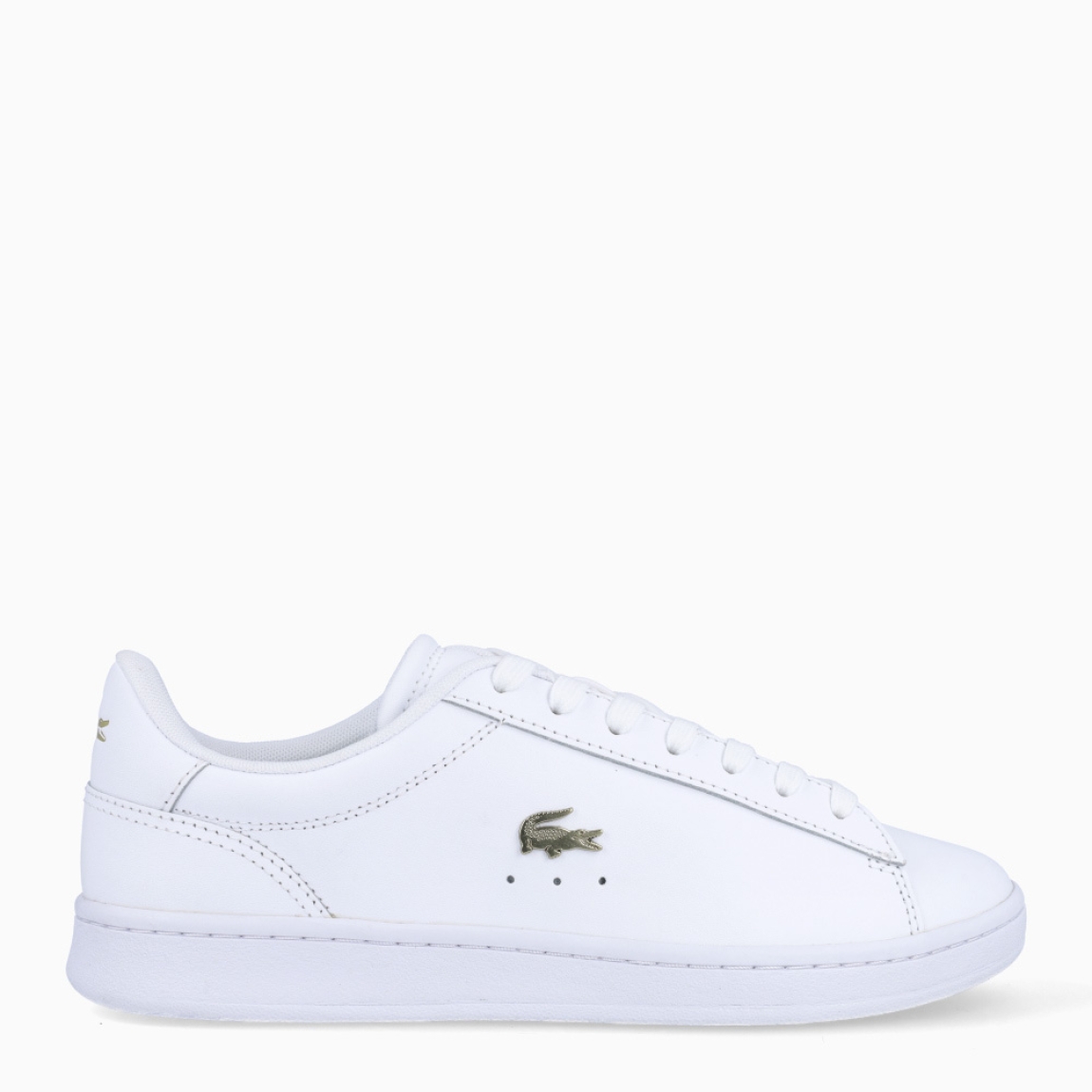 Deportivas de la marca Lacoste, modelo Carnaby Set. Deportivas con un estilo elegante y minimalista en piel granulada de primera calidad color blanco, con un cocodrilo metálico y un panel de charol efecto piel de reptil. Un estilo sofisticado que se completa con sutiles detalles de la marca. Deportivas Lacoste Carnaby Set, complemento ideal para brinda elegancia y comodidad a tus looks!