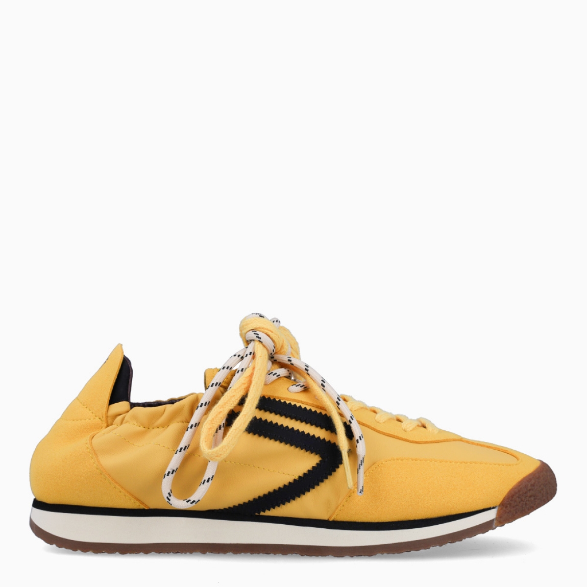 Deportivas de la marca Puraai, modelo PANTHER. Exterior elaboradas en ante color mostaza con detalle en negro. Interior en piel color marrón con plantilla acolchada y extraíble para máxima comodidad. Cierre con cordones en dos tonos de color, uno mostaza y otro, beig a rayas. Suela de goma plana. Estas deportivas PURAAI PANTHER son un complemento ideal para marcar un estilo increíble en tus looks!