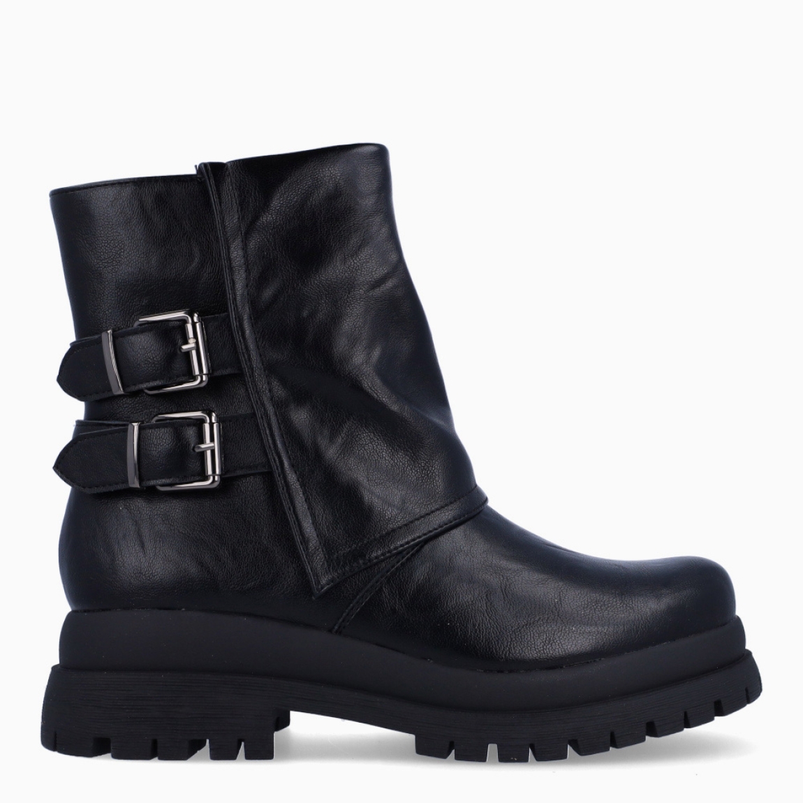 Botines de la marca Queen Helena, modelo X33. Exterior en polipiel color negro con detalle doble hebillas. Cierre con cremallera. Suela de goma plana dentada. Estos botines Queen Helena X33 son un complemento clásico para tus looks de temporada!