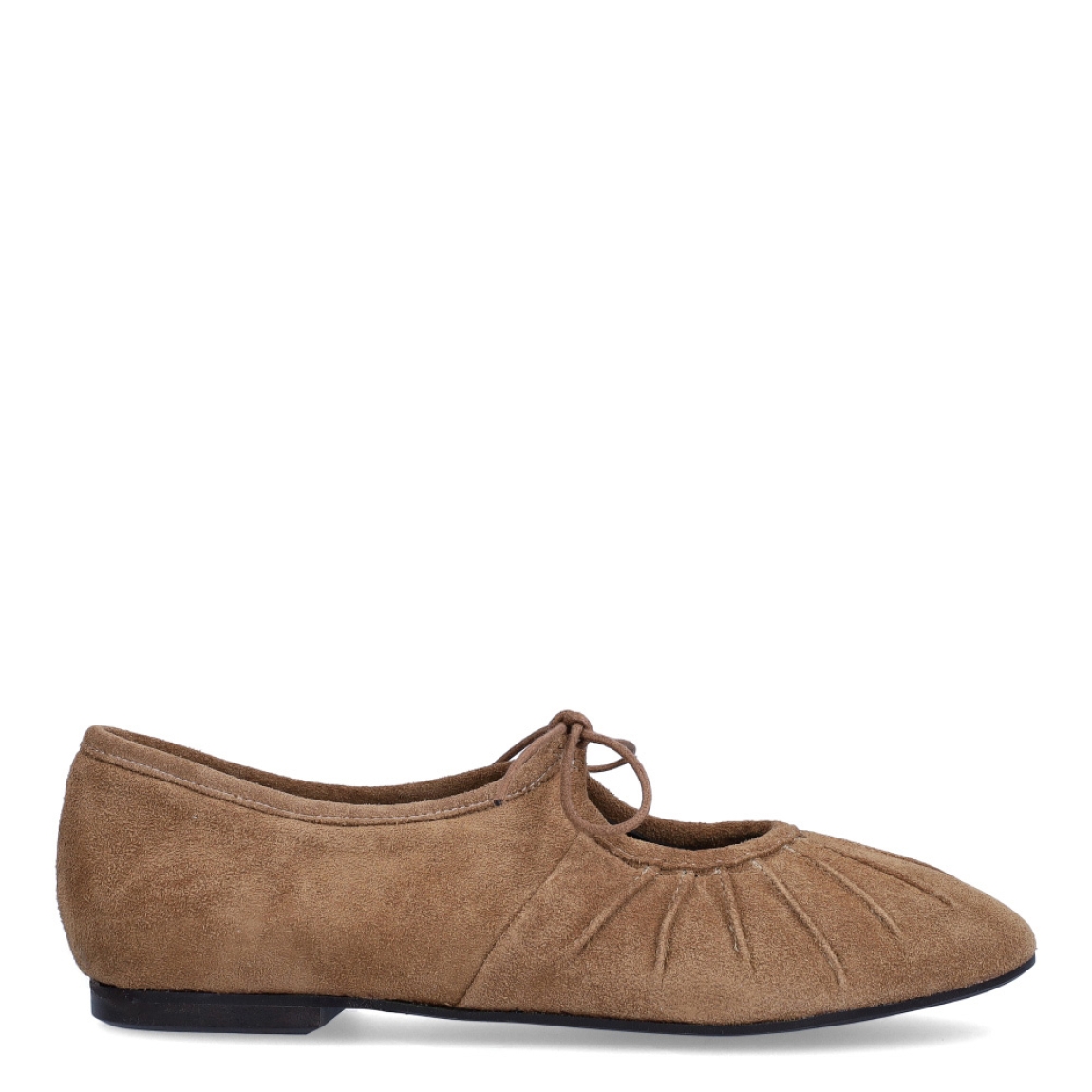 Merceditas de la marca Itse, modelo FIBI. Exterior en ante color marrón con cordones en la pala y punta redonda. Interior en piel color marrón. Suela de goma plana. Estas merceditas Itse FIBI son un complemento de comodidad y elegancia, que le darán estilo a tus looks.