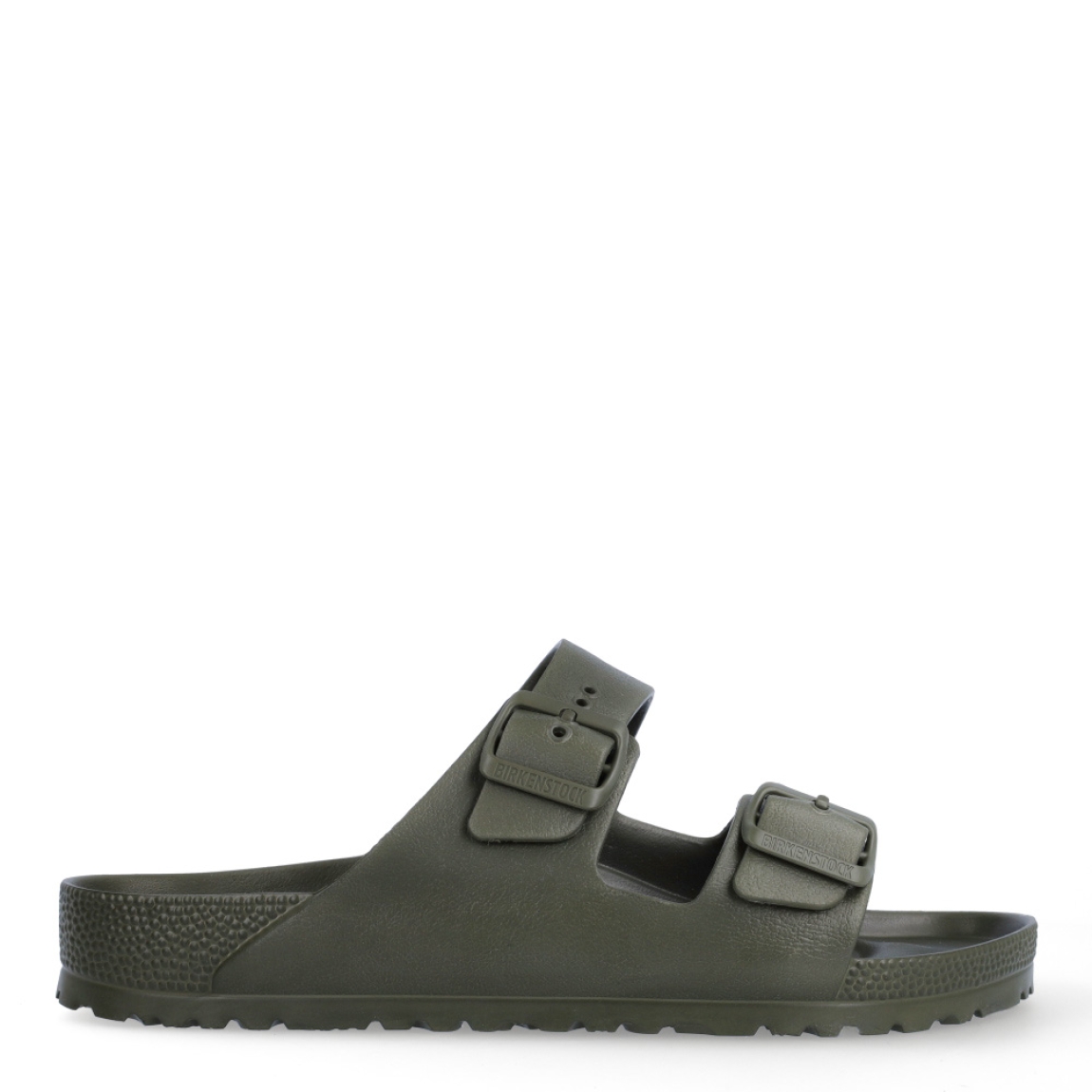 Sandalias de la marca Birkenstock, modelo ARIZONA EVA. Sandalias elaboradas en neopreno de alta calidad color verde oscuro. Cierre de las sandalias con dos hebillas, en el empeine y la pala. Sandalias Birkenstock con suela plana y de goma. Estas sandalias Birkenstock ARIZONA EVA son un complemento clásico para tus looks de temporada. No te puede faltar en el armario.