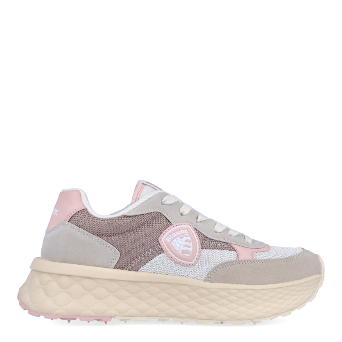 Deportivas de la marca Blauer, modelo LYNN. Exterior de las deportivas en ante color beig con detalle en rosa claro. Interior de las deportivas en piel color blanco. Cierre de las deportivas con cordones color blanco. Deportivas con suela dentada de goma de 4cm de plataforma. Logo Blauer en el lateral exterior de la deportiva. Este modelo LYNN de Blauer es ideal para tu comodidad del día a día!