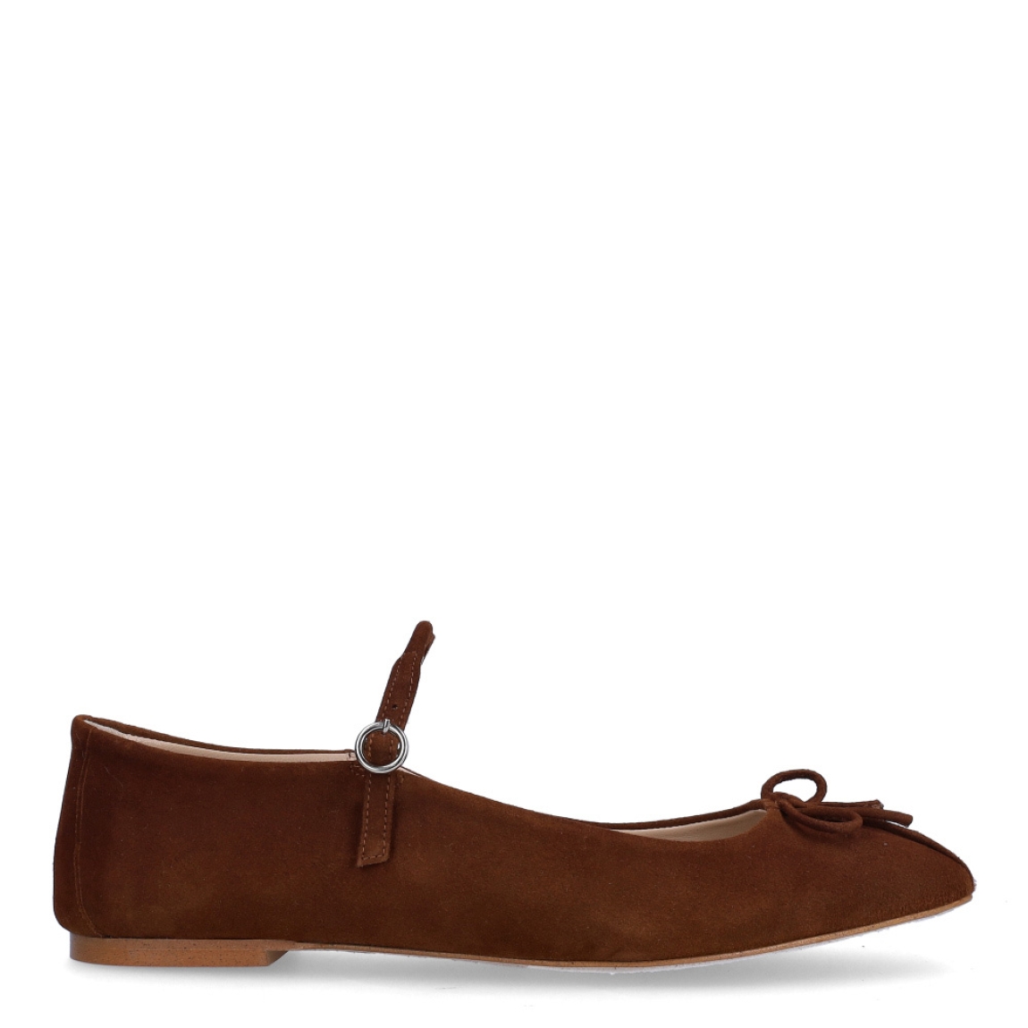 Merceditas de la marca Munné, modelo HELLEN. Exterior en ante color marrón con detalle de lazo en la pala. Interior en piel color nude. Cierre con hebilla y suela plana. Estas merceditas Munné HELLEN son unas clásicas, complemento perfecto de comodidad y elegancia para tu día a día.