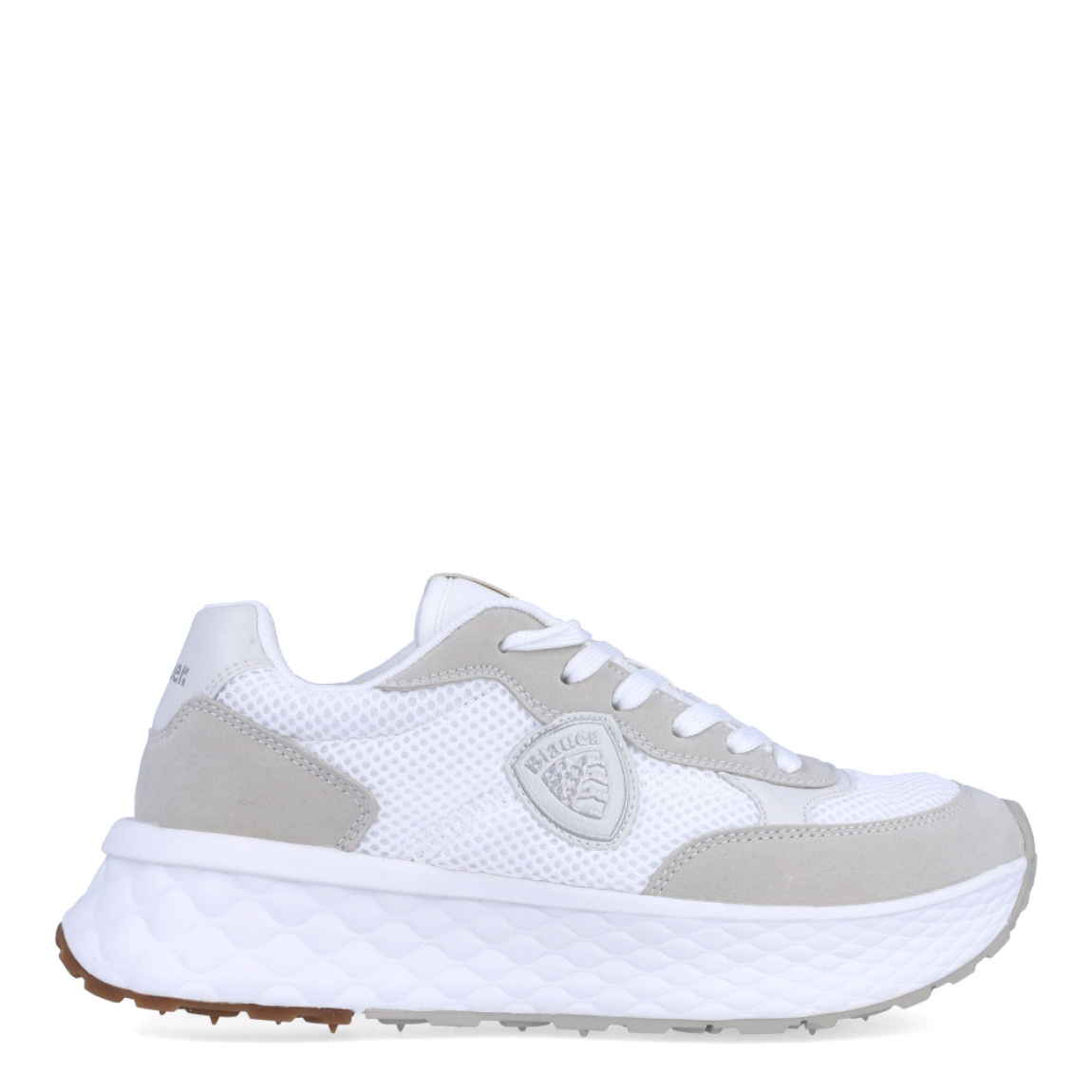 Deportivas de la marca Blauer, modelo LYNN. Exterior de las deportivas en tela color blanco con detalle en ante color beig. Interior de las deportivas en piel color blanco. Cierre de las deportivas con cordones color blanco. Deportivas con suela dentada de goma de 4cm de plataforma. Logo Blauer en el lateral exterior de la deportiva. Este modelo LYNN de Blauer es ideal para tu comodidad del día a día!