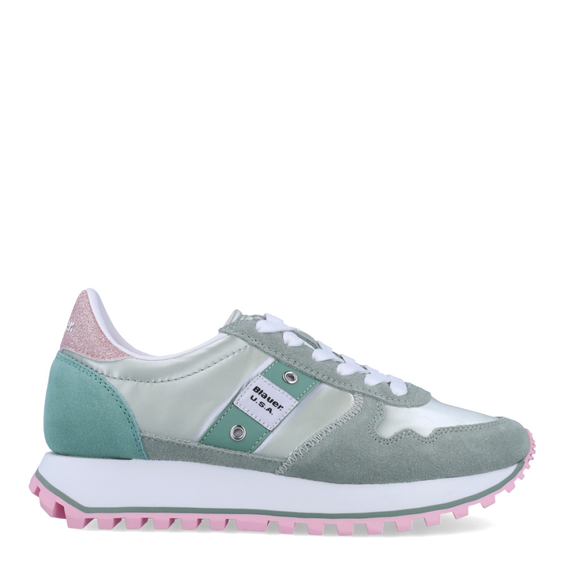 Deportivas de la marca Blauer, modelo MILLEN. Exterior de las deportivas en ante color verde. Interior de las deportivas en piel color blanco. Cierre de las deportivas con cordones color blanco. Deportivas con suela dentada de goma de 3cm de plataforma. Logo Blauer en el lateral exterior de la deportiva. Este modelo MILLEN de Blauer es ideal para tu comodidad del día a día!