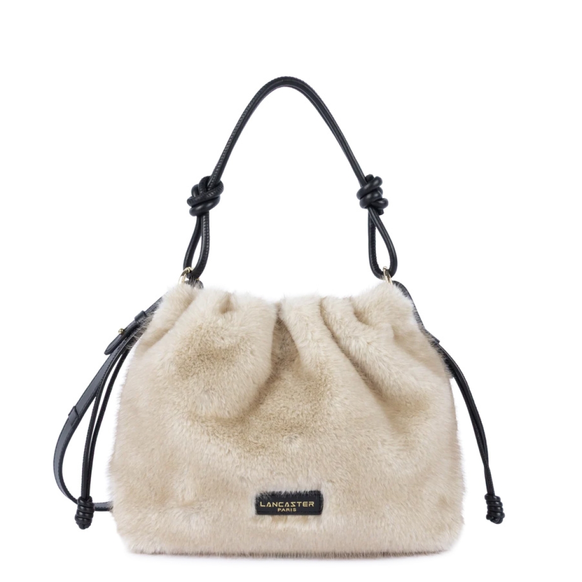 Bolso de la marca Lancaster, modelo MOUMOUTE. Bolso confeccionado en poliéster con detalles en piel de vacuno color crudo. Cuenta con un bolsillo interior con cremallera y un bolsillo sencillo para organizar tus esenciales. Su cierre imantado garantiza practicidad en el día a día. También está equipado con dos cordones ajustables que permiten ceñir los laterales del bolso. Bolso Lancaster MOUMOUTE equipado con un asa corta no ajustable, se lleva en la mano. Su bandolera extraíble y ajustable permite también llevarlo al hombro o cruzado. Ideal para ti!