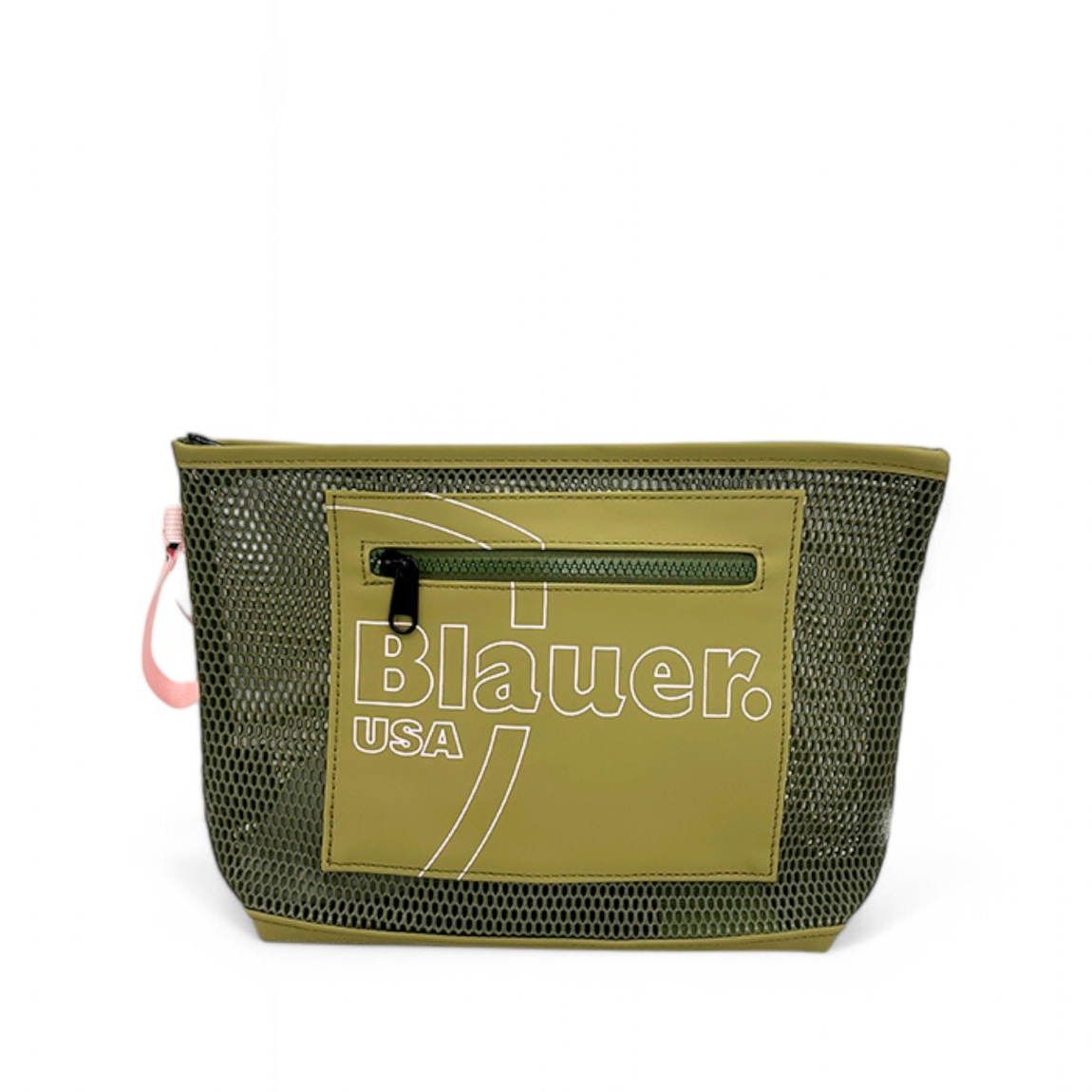 Bolso de la marca Blauer, modelo BOAT en tela color verde con efecto rejilla. Logo parte frontal. Interior con amplio espacio. Bolso Blauer con cierre cremallera. Medidas: 30cm y 20cm. Este bolso Blauer BOATeal para llevar a todos lados tus accesorios imprescindibles!