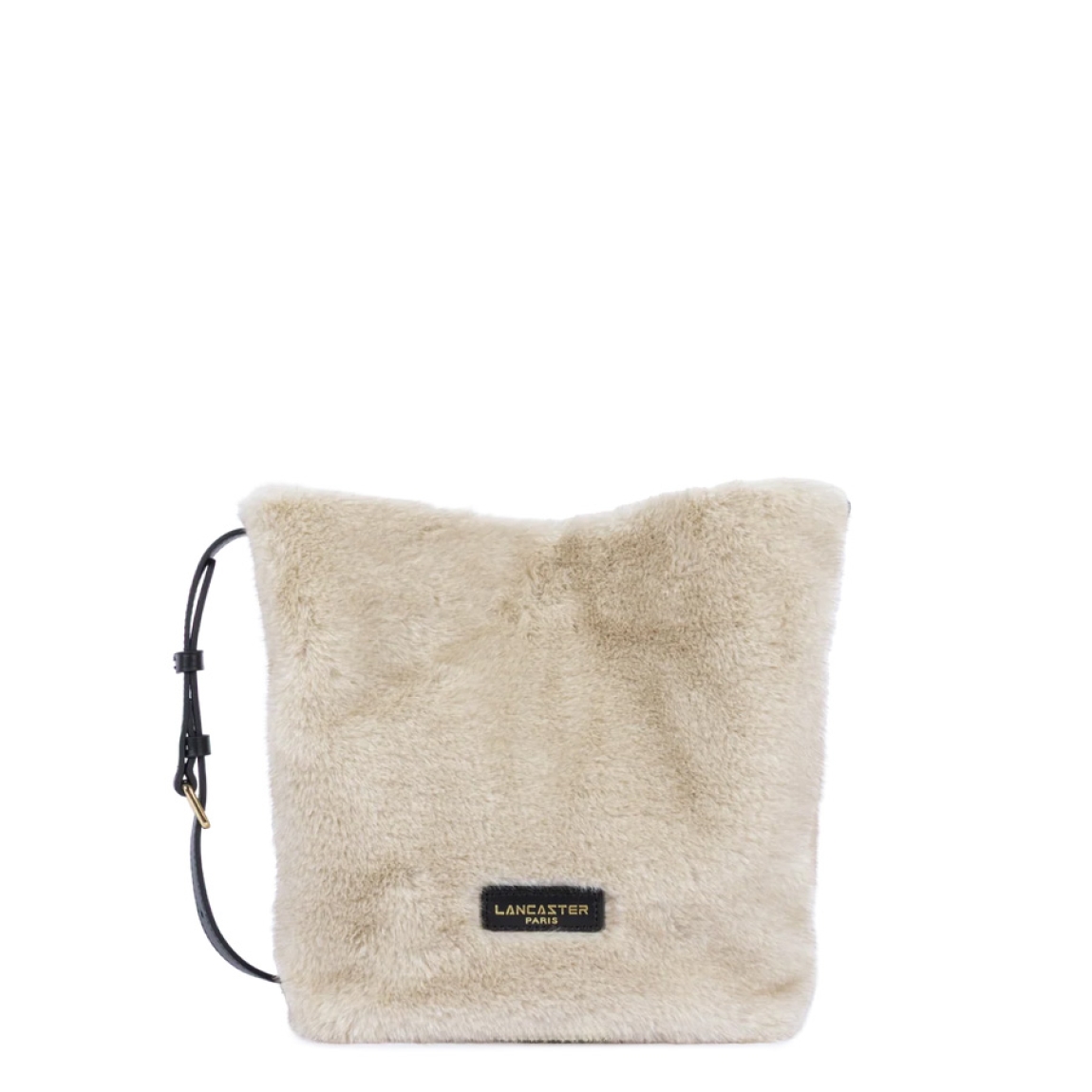 Bolso de la marca Lancaster, modelo MOUMOUTER. Bolso confeccionado en poliéster con detalles en piel de vacuno color crudo. Cuenta con un compartimento central interior con cremallera, un bolsillo interior con cremallera y un doble bolsillo sencillo para organizar tus esenciales. Bolso Lancaster MOUMOUTE, cuenta con un cierre imantado quegarantiza practicidad en el día a día. Equipado con un asa larga y ajustable, se lleva al hombro o cruzado. Perfecto para ti!