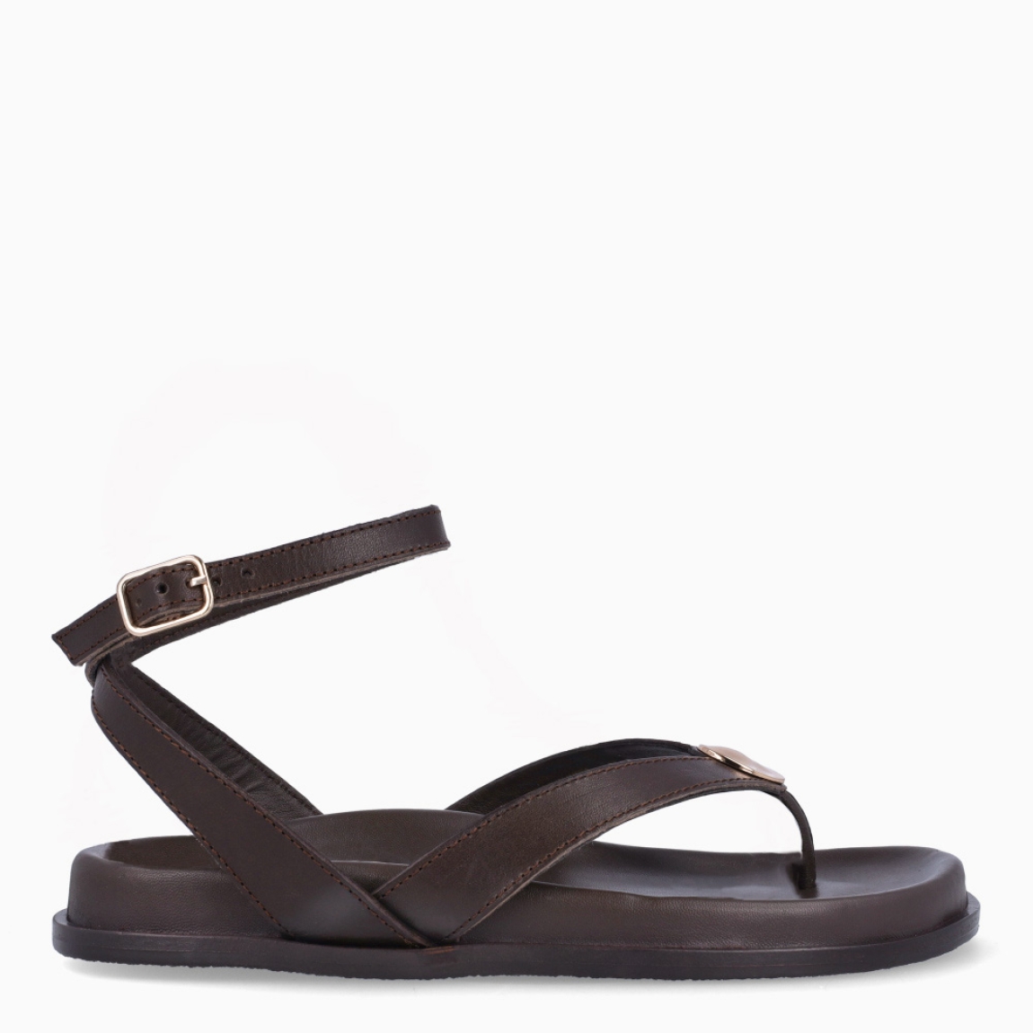 Sandalias de la marca Itse, modelo SYMI. Sandalias elaboradas en piel color marrón oscuro. Sandalias esclavas con tiras cruzadas en pala y una gilda dorada en medio. Cierre de sandalias Itse con hebilla. Suela plana y muy cómoda. Sandalias Itse SYMI, complemento ideal para llevarlo en tu día día, con frescura y modernidad.
