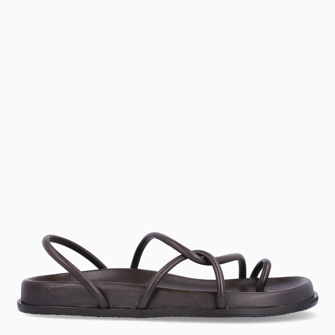 Sandalias de la marca Itse, modelo SANTORINI. Sandalias elaboradas en piel color marrón oscuro. Sandalias con tiras cruzadas en forma de tubular y con anillo en dedo pulgar. Sandalias con un agarre y suela cómoda. Estas sandalias Itse SANTORINI, tienen un estilo moderno y fresco, perfecto para usarlo en tu día a día.