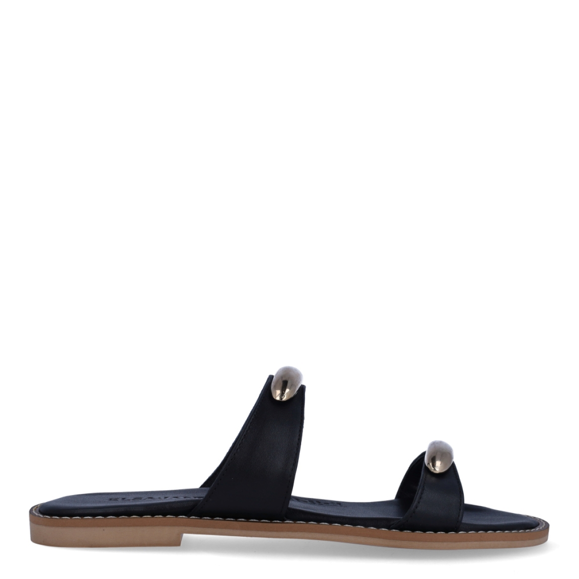 Sandalias de la marca Itse, modelo MISAK. Exterior en piel color negro con tiras en pala con adornos en metal. Interior en piel color negro. Suela plana de goma. Estas sandalias Itse MISAK son ideales para esta temporada, en donde lucirás tus looks más frescos y cómodos.