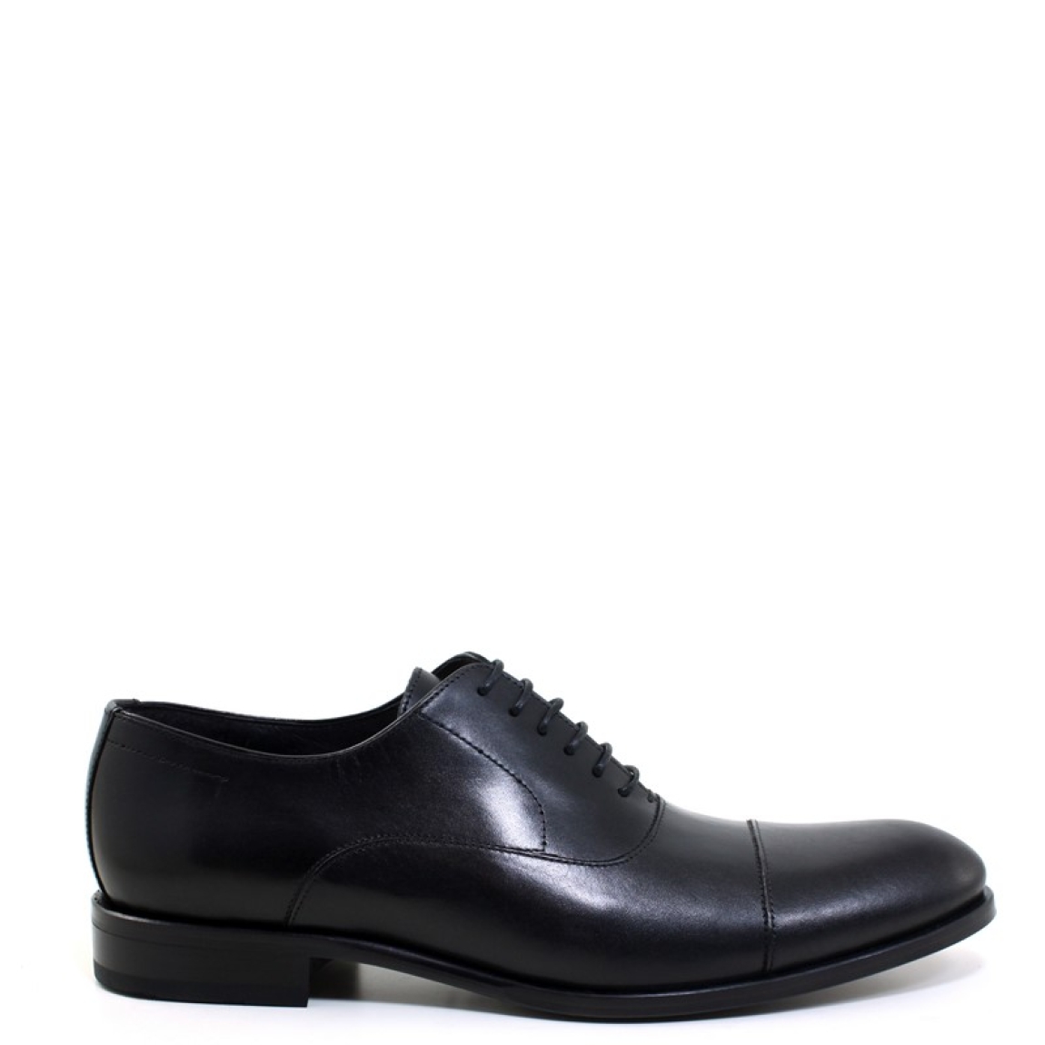 Blucher de puntera redonda de la marca Sergio Serrano modelo 2201. Exterior de piel de color negro con cierre de cordones al tono. Suela de goma.
