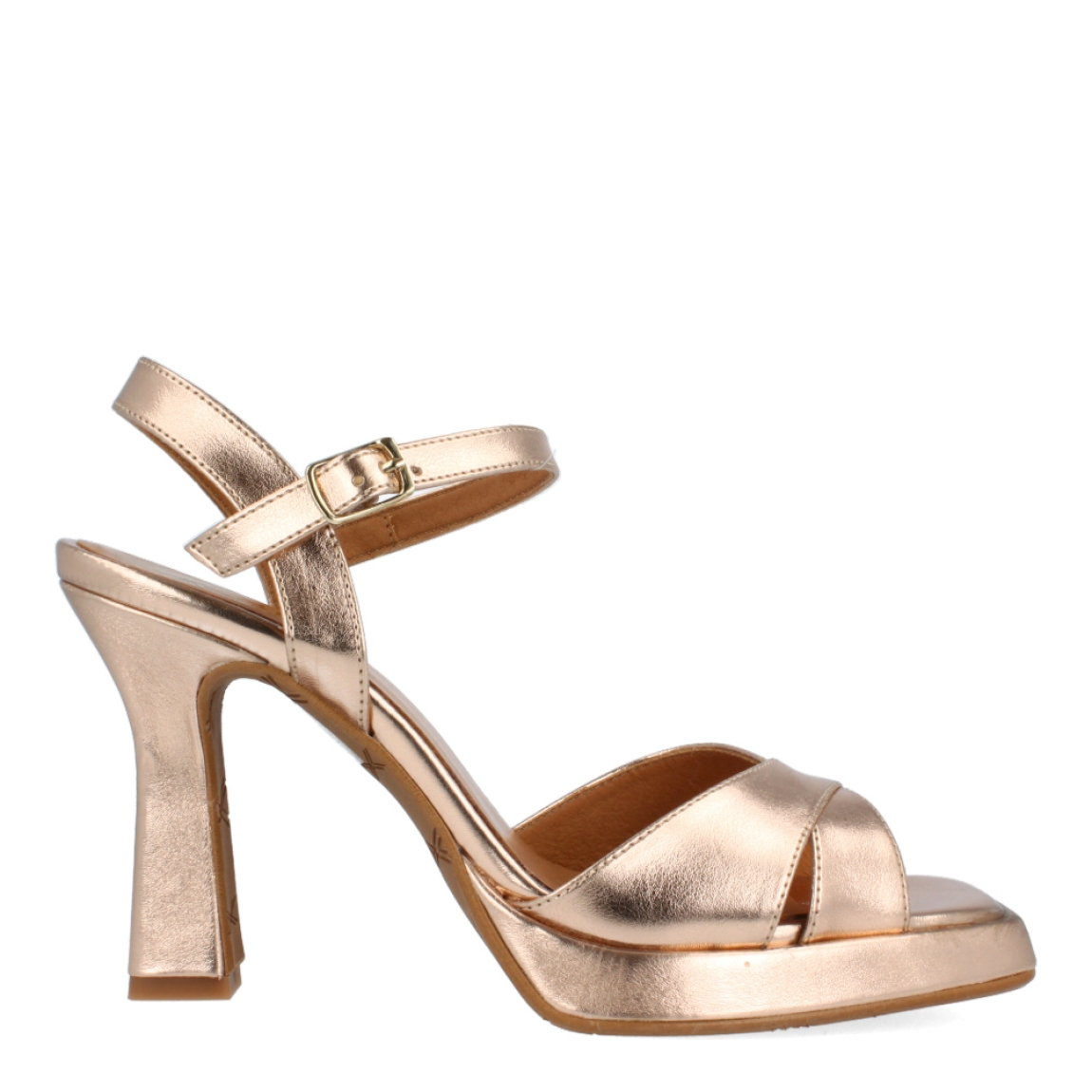 Sandalias de la marca Itse, modelo MARA. Exterior de las sandalias Itse en piel de color bronce. Interior de la sandalia en piel. Cierre de las sandalias Itse con hebilla en el tobillo. Sandalias Itse con tacón de 8cm de altura y 2.5cm de ancho. Estas sandalias Itse modelo MARA son perfectas para tus lucirlas en eventos, fiestas, reuniones y destacar sin duda alguna.
