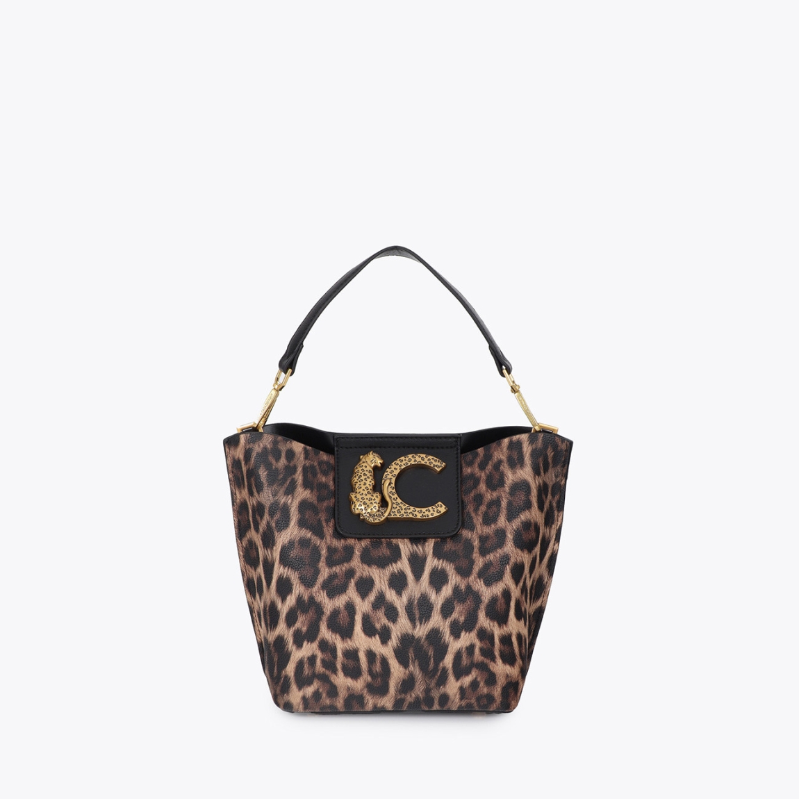 Bandolera de la marca Lola Casademunt, modelo ELARA. Bandolera elegante con estampado de leopardo y detalles dorados. Incorpora una cadena decorativa y el emblemático logo. Ideal para lucir en eventos urbanos o de noche. Bolso Lola Casademunt ELARA, ideal para destacar tus looks!ALTO 21cm ANCHO 19cm PROFUNDIDAD 12cm